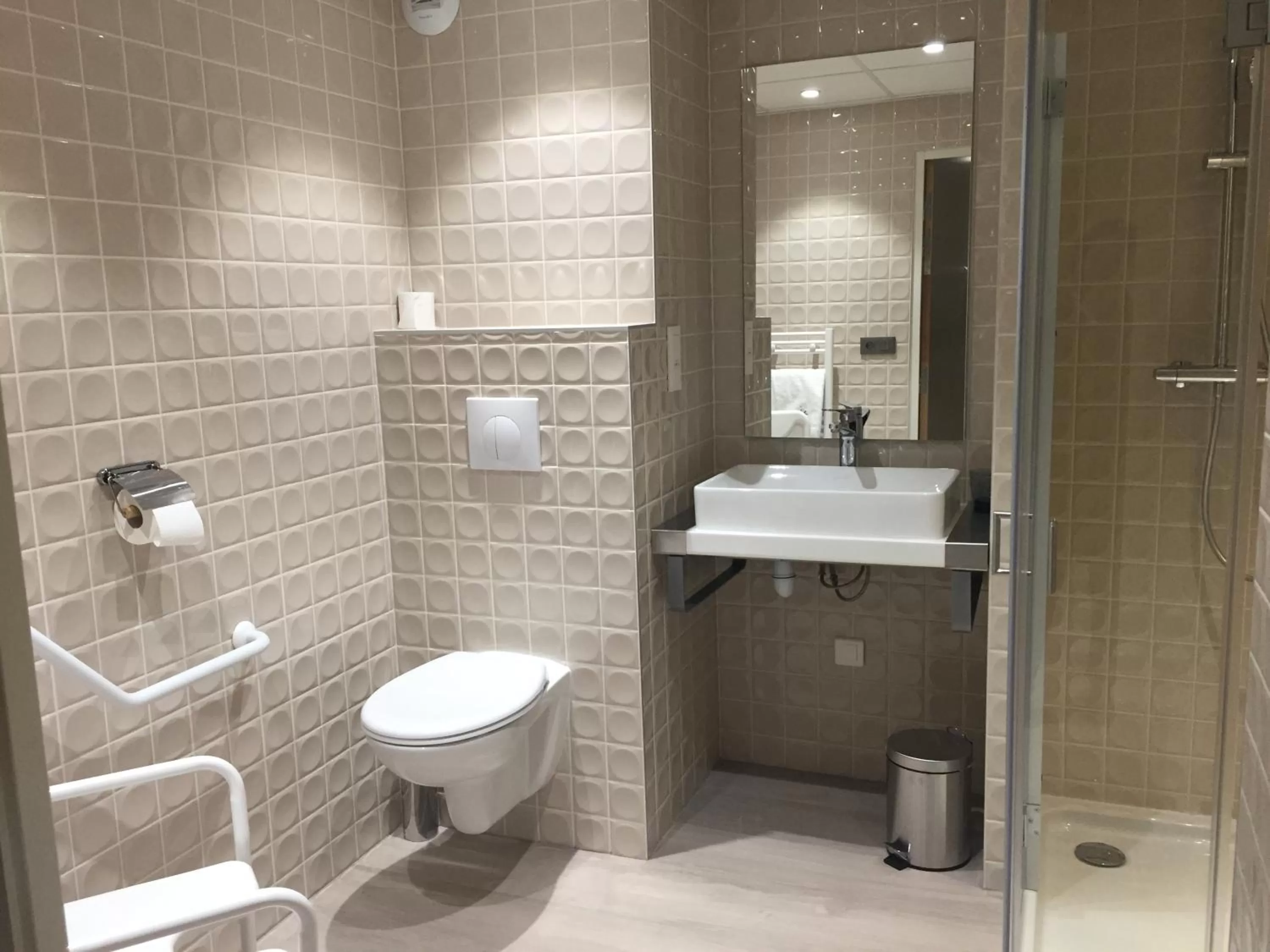 Shower in HOTEL LES 3 VALLÉES