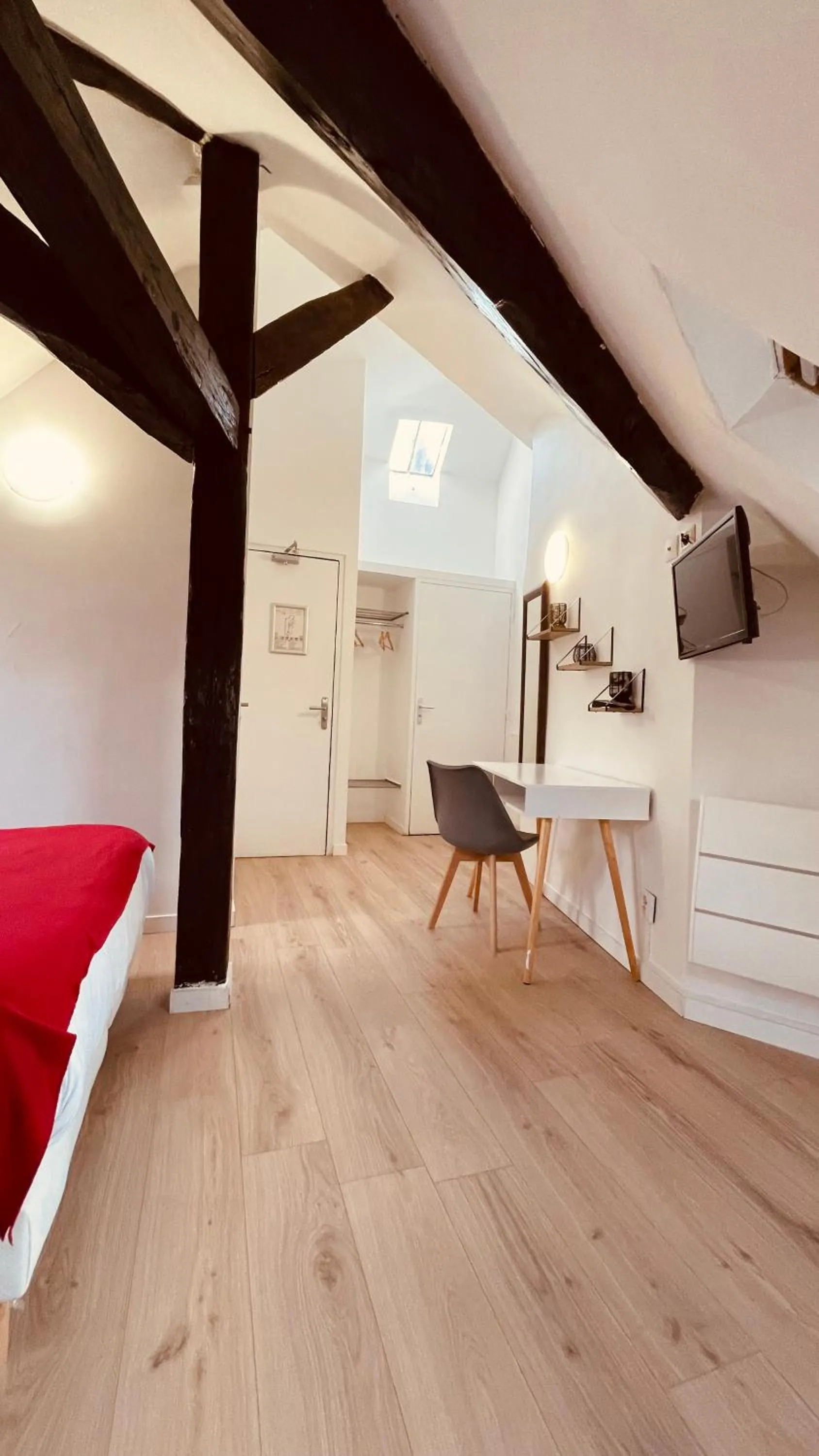 Photo of the whole room in Jeff Hotel