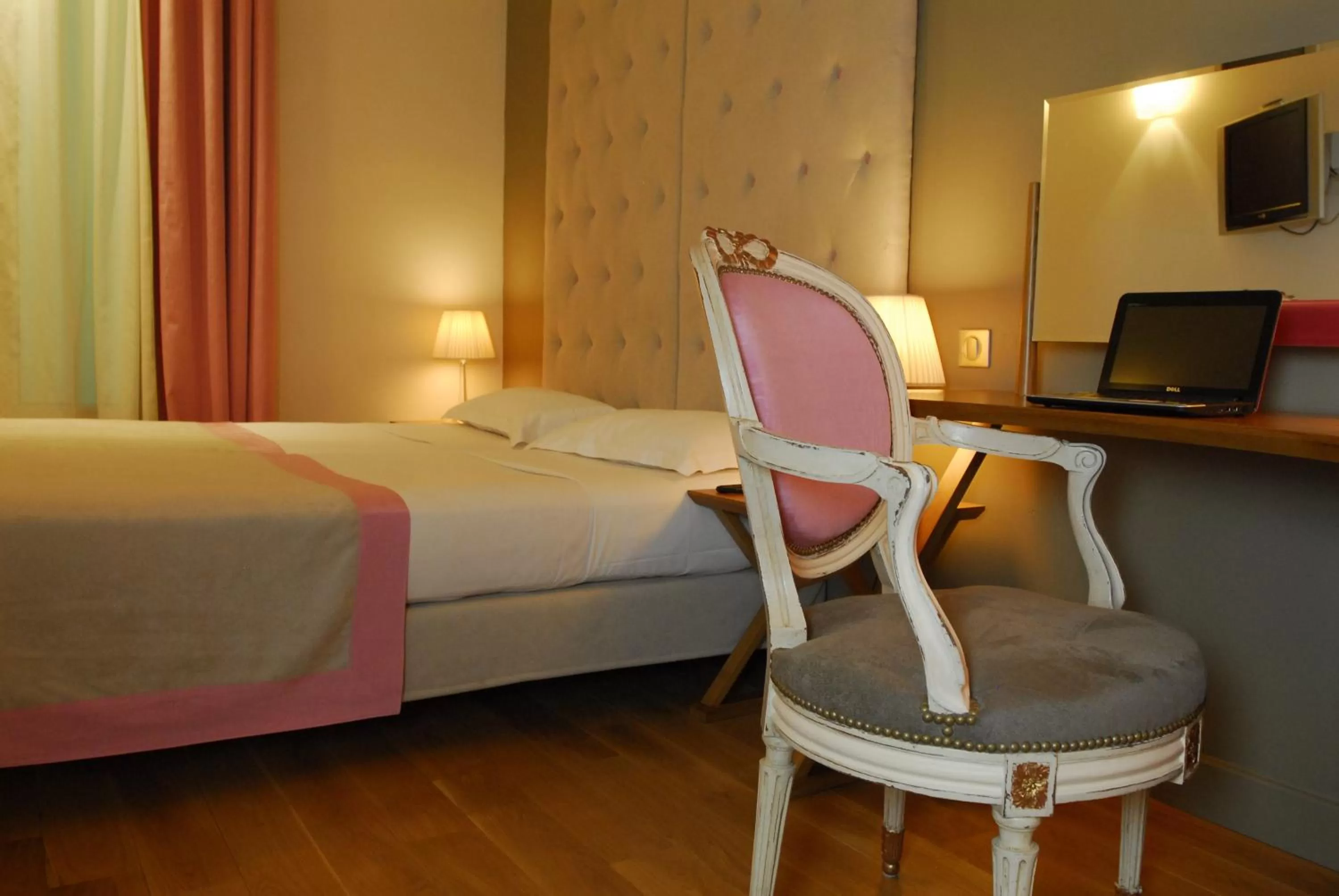 Comfort Room in Windsor Opera