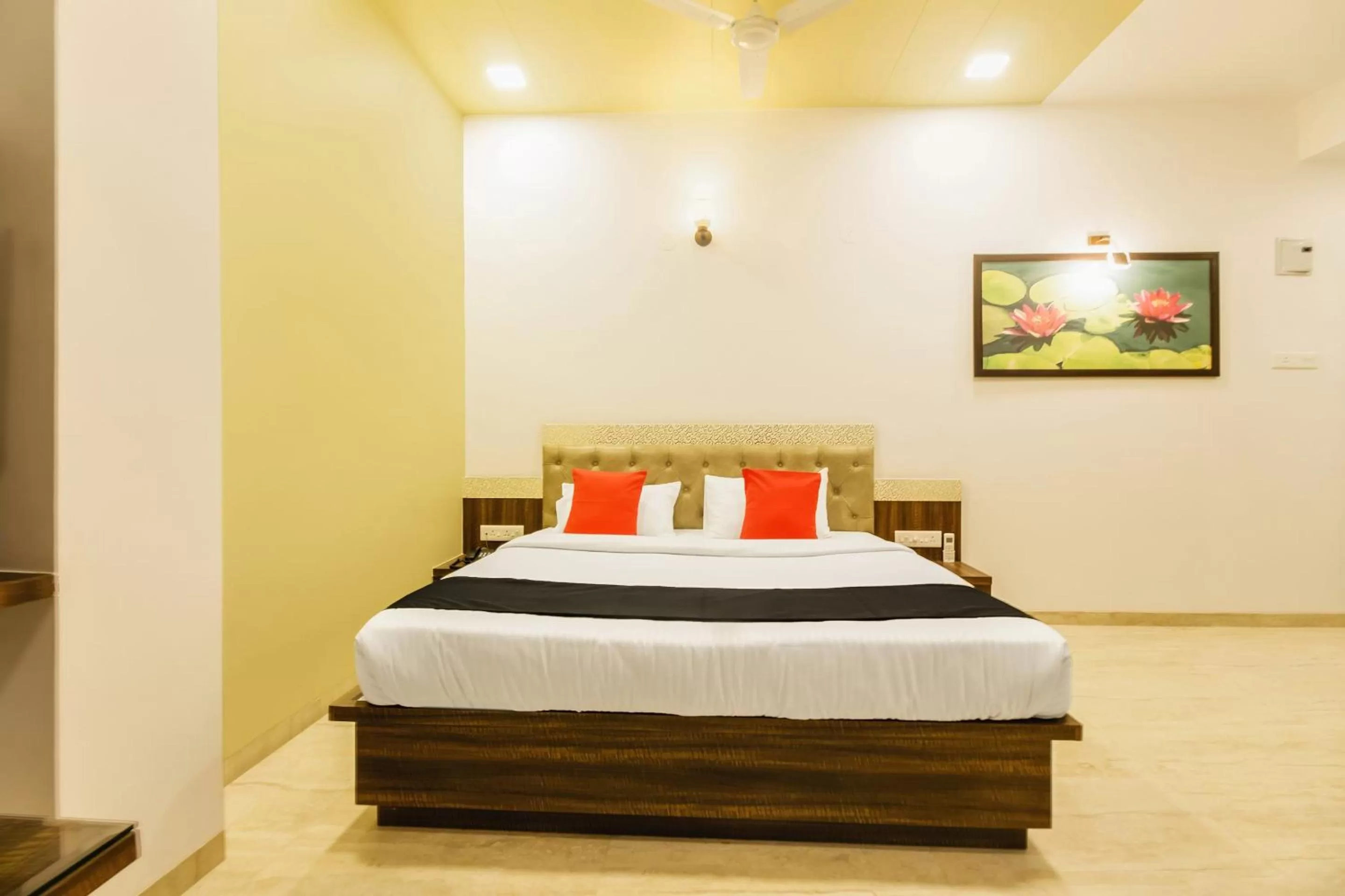Bedroom, Bed in Hotel Om Inn - Talegaon Dabhade