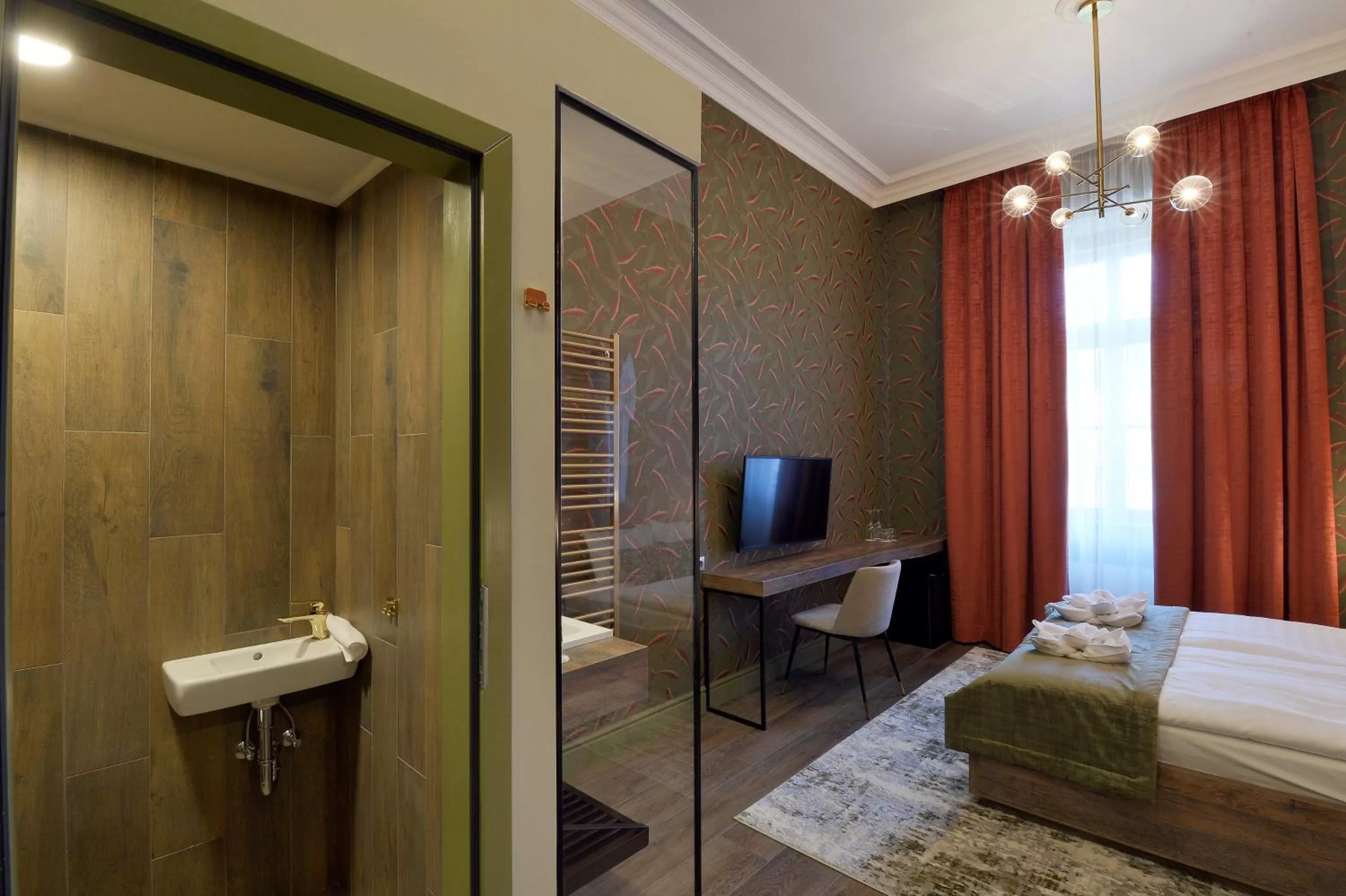 Bathroom, TV/Entertainment Center in 1552 Boutique Hotel
