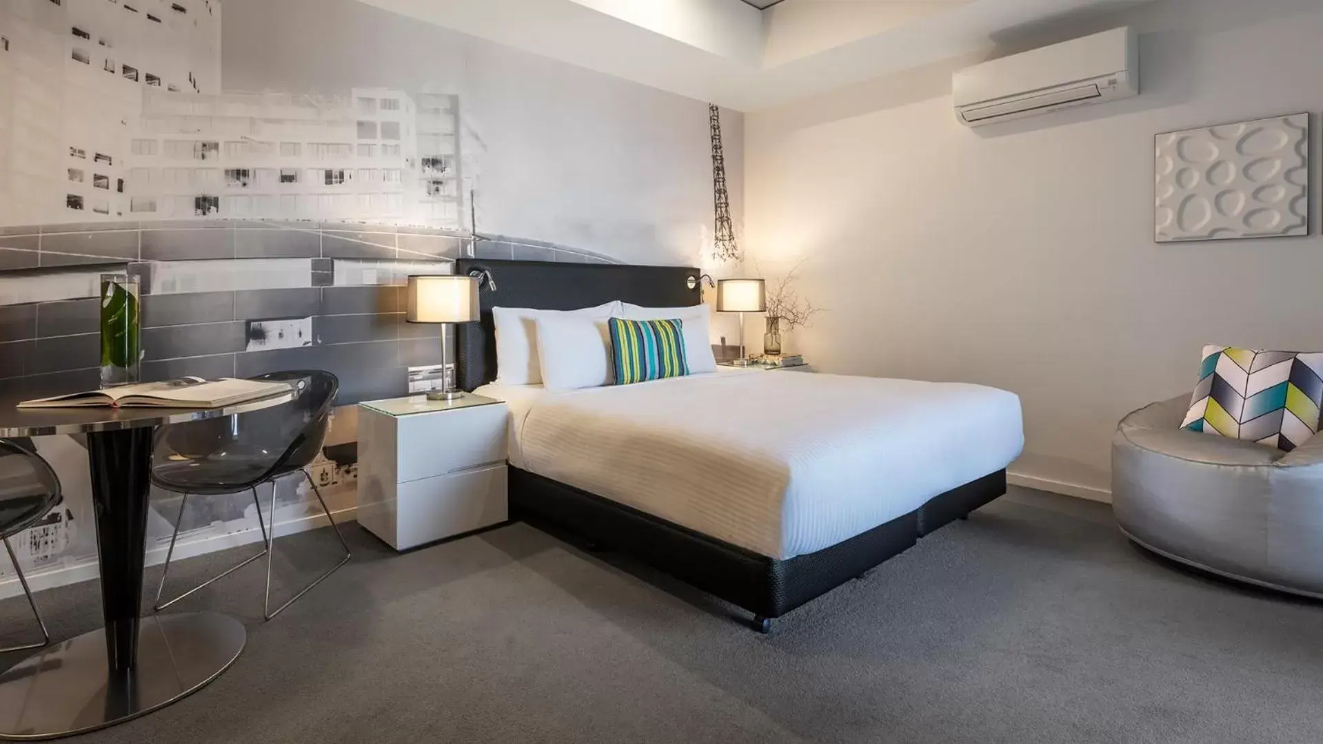 Studio with View - No Housekeeping in Oaks Melbourne on William Suites Studio with View - No Housekeeping in Oaks Melbourne on William Suites