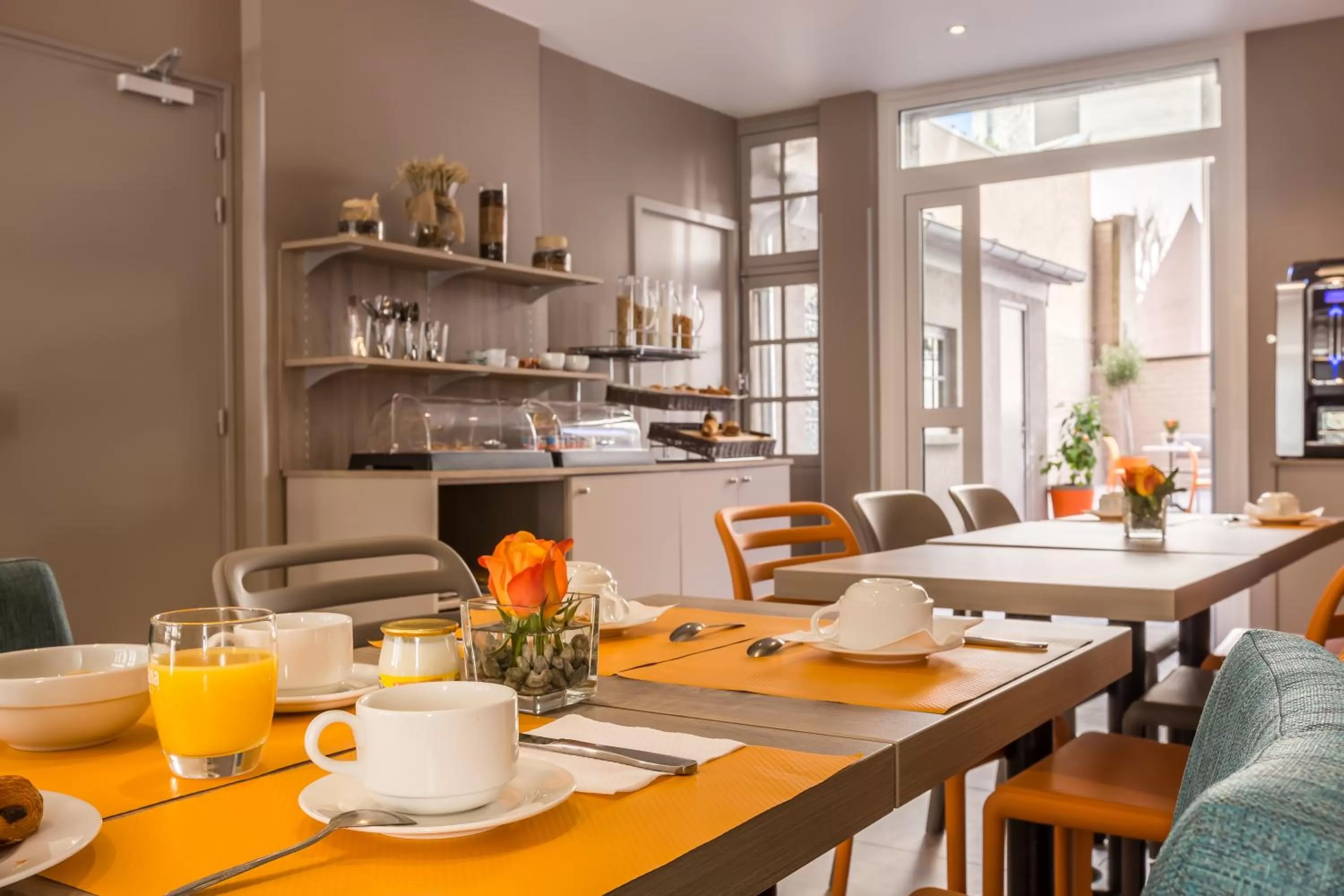 Restaurant/places to eat in Paris d'Issy Hôtel Porte de Versailles