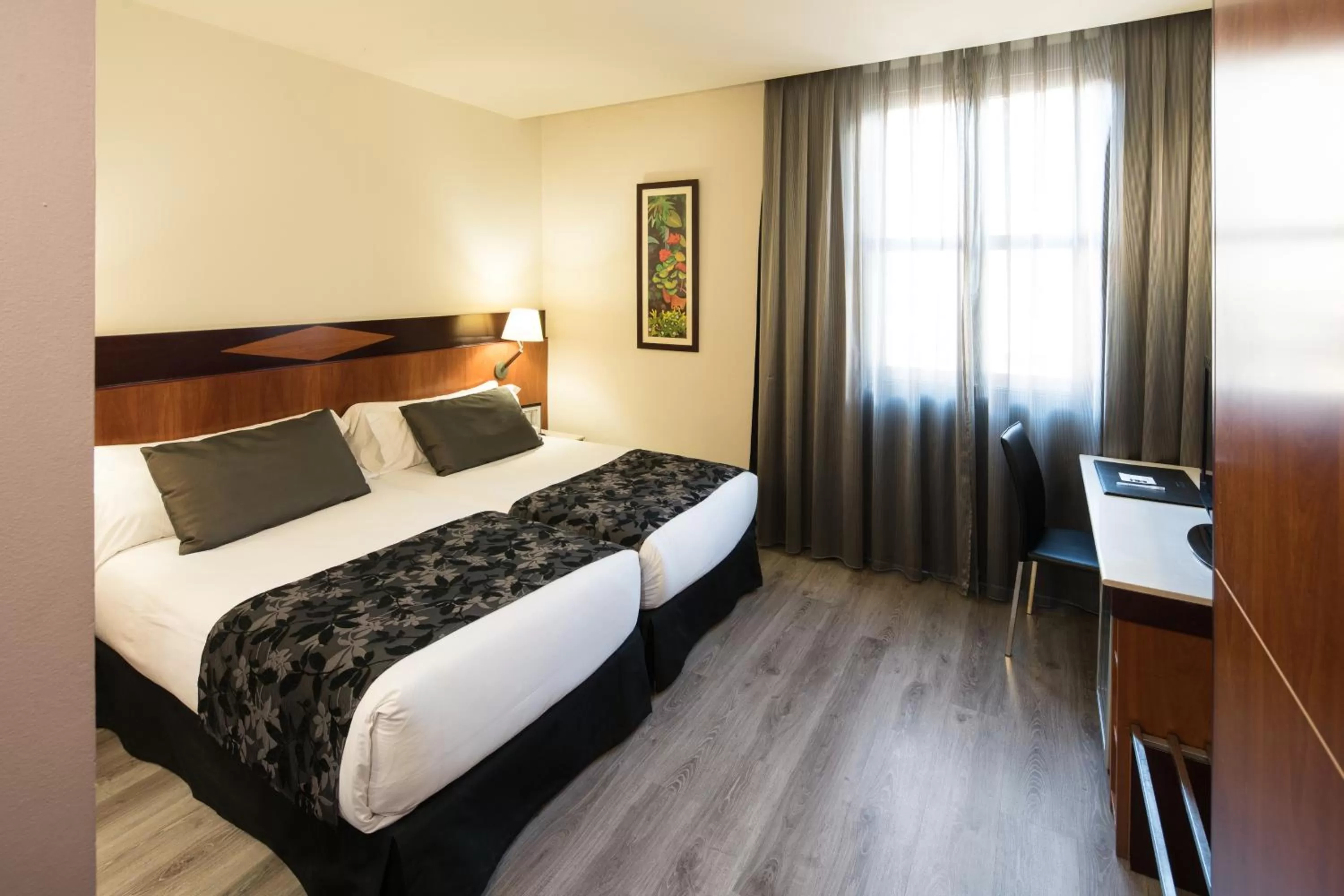 Photo of the whole room, Bed in Catalonia Eixample 1864