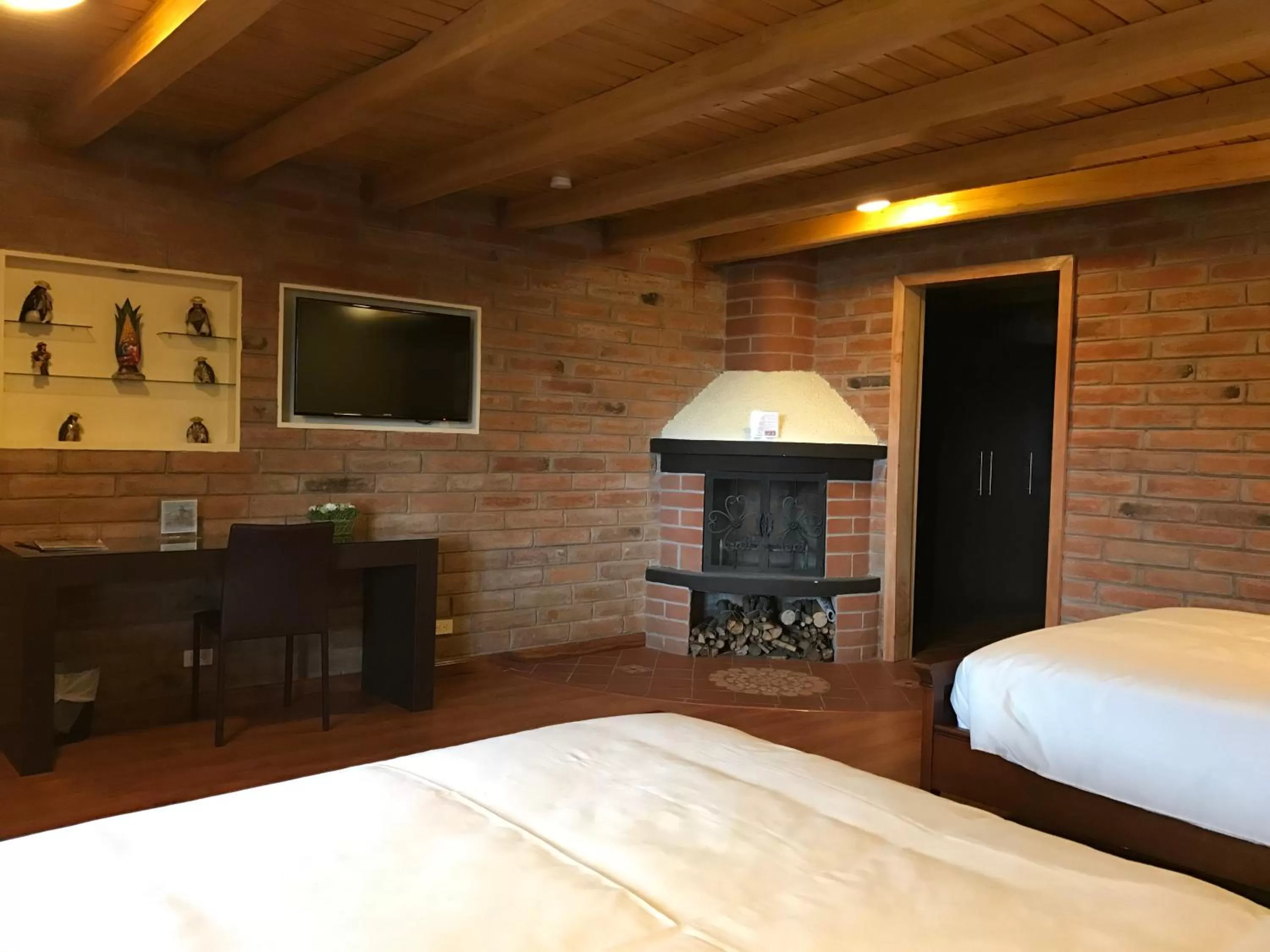 Photo of the whole room, TV/Entertainment Center in Puertolago Country Inn & Resort