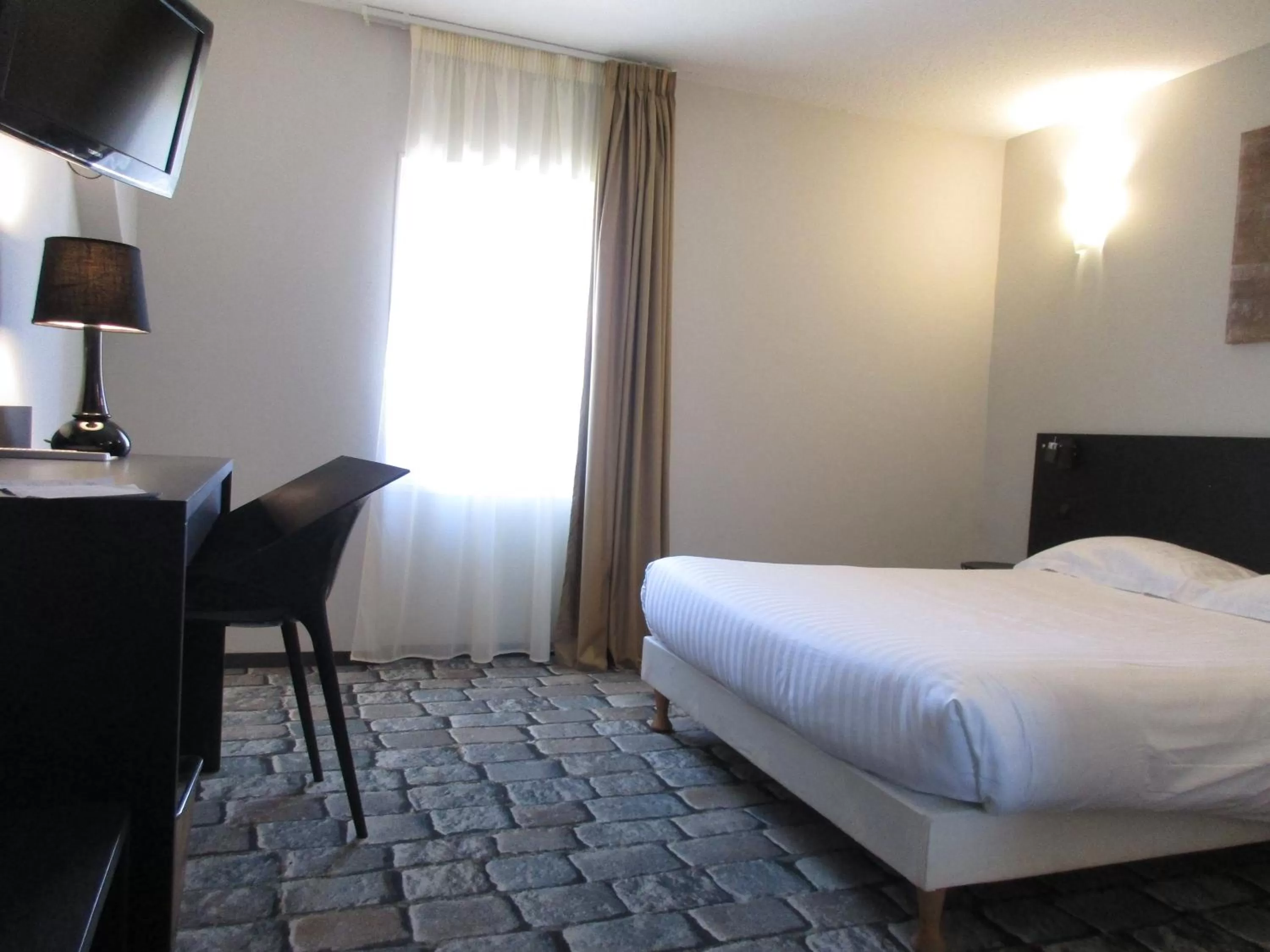 Photo of the whole room, Bed in CIT'HÔTEL LE DAV Clermont-Ferrand Centre