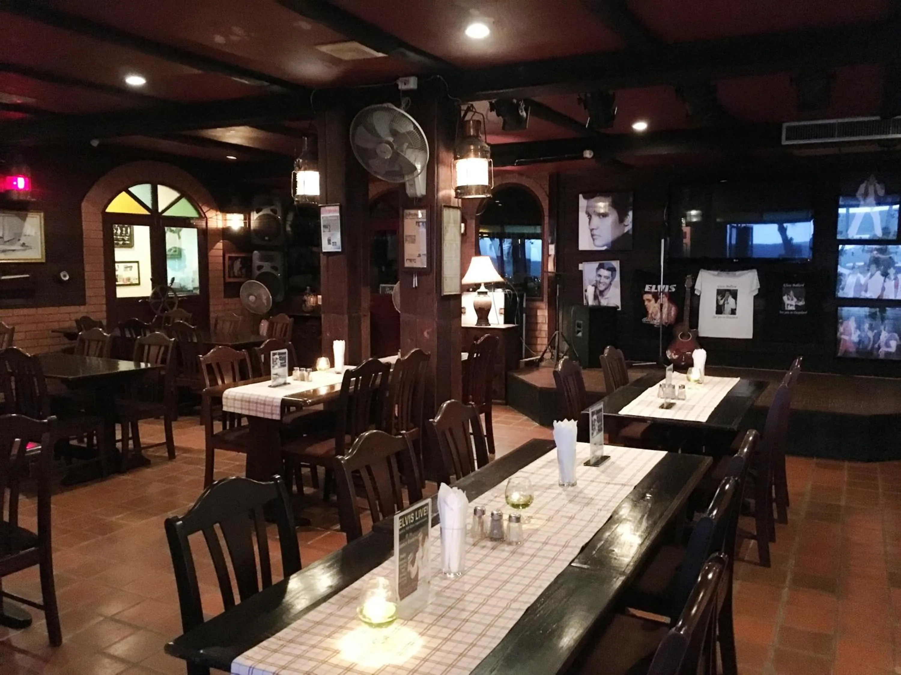 Restaurant/places to eat in Jomtien Boathouse