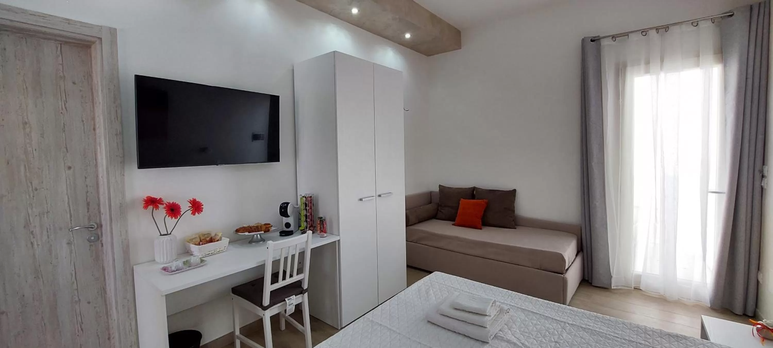 TV and multimedia, TV/Entertainment Center in B&B Villa Noemi