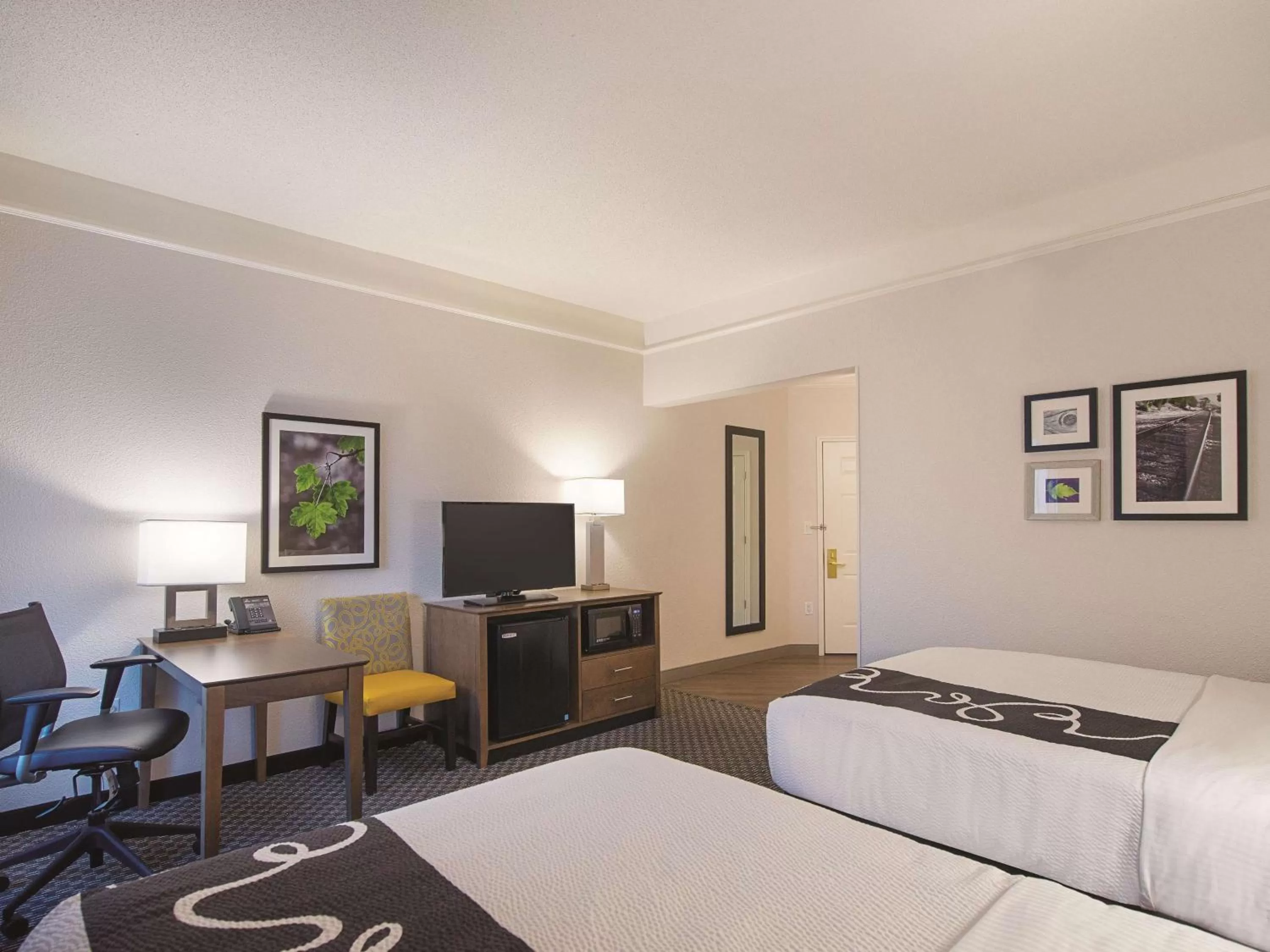 Photo of the whole room, Bed in La Quinta by Wyndham Oklahoma City - NW Expwy