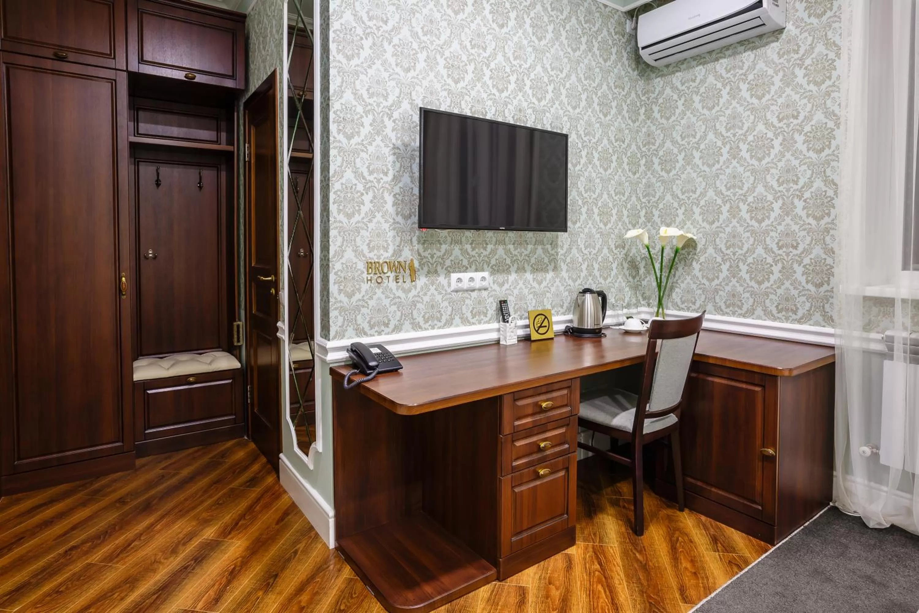 TV and multimedia, Kitchen/Kitchenette in Brown Hotel
