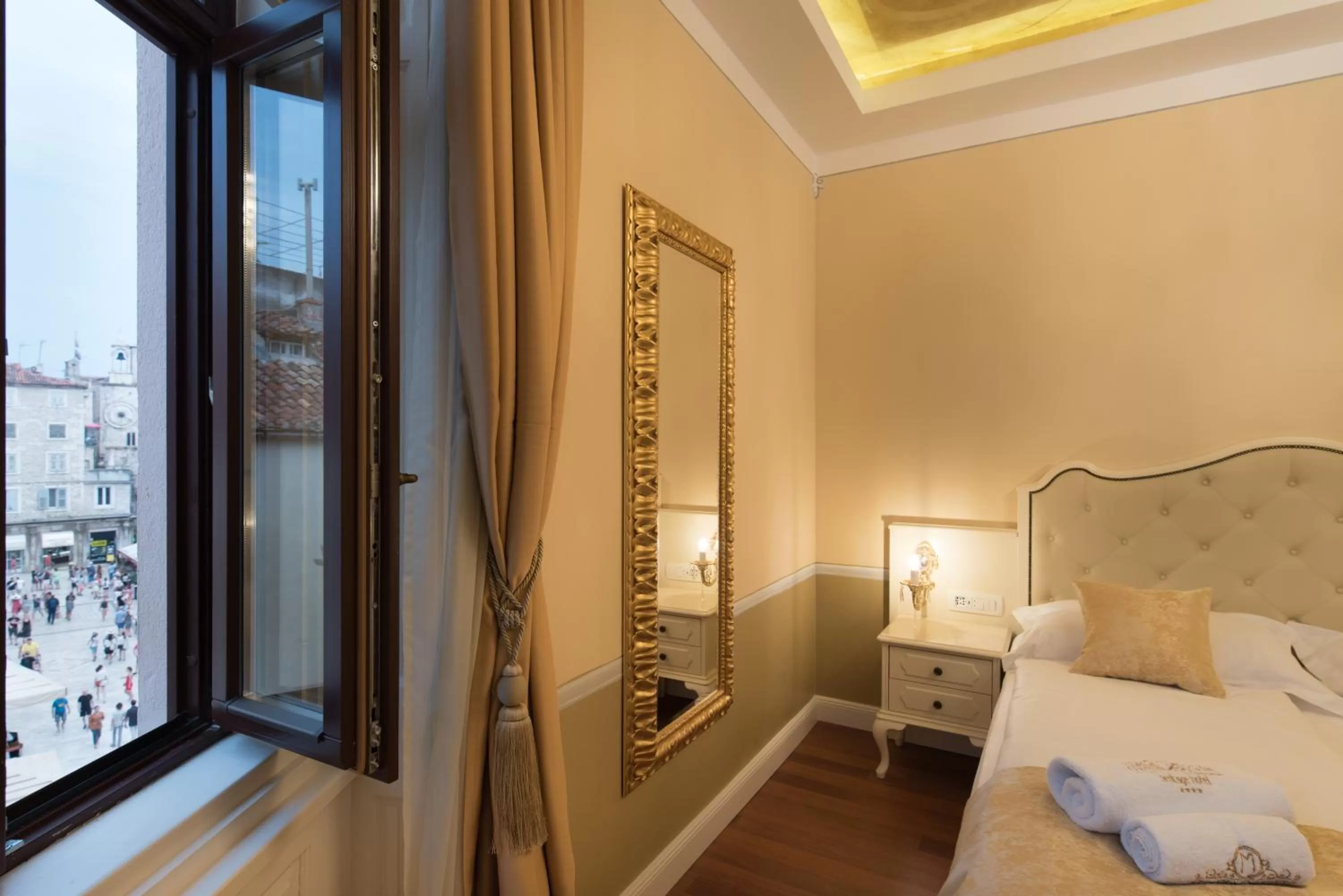 Bed in Central Square Heritage Hotel