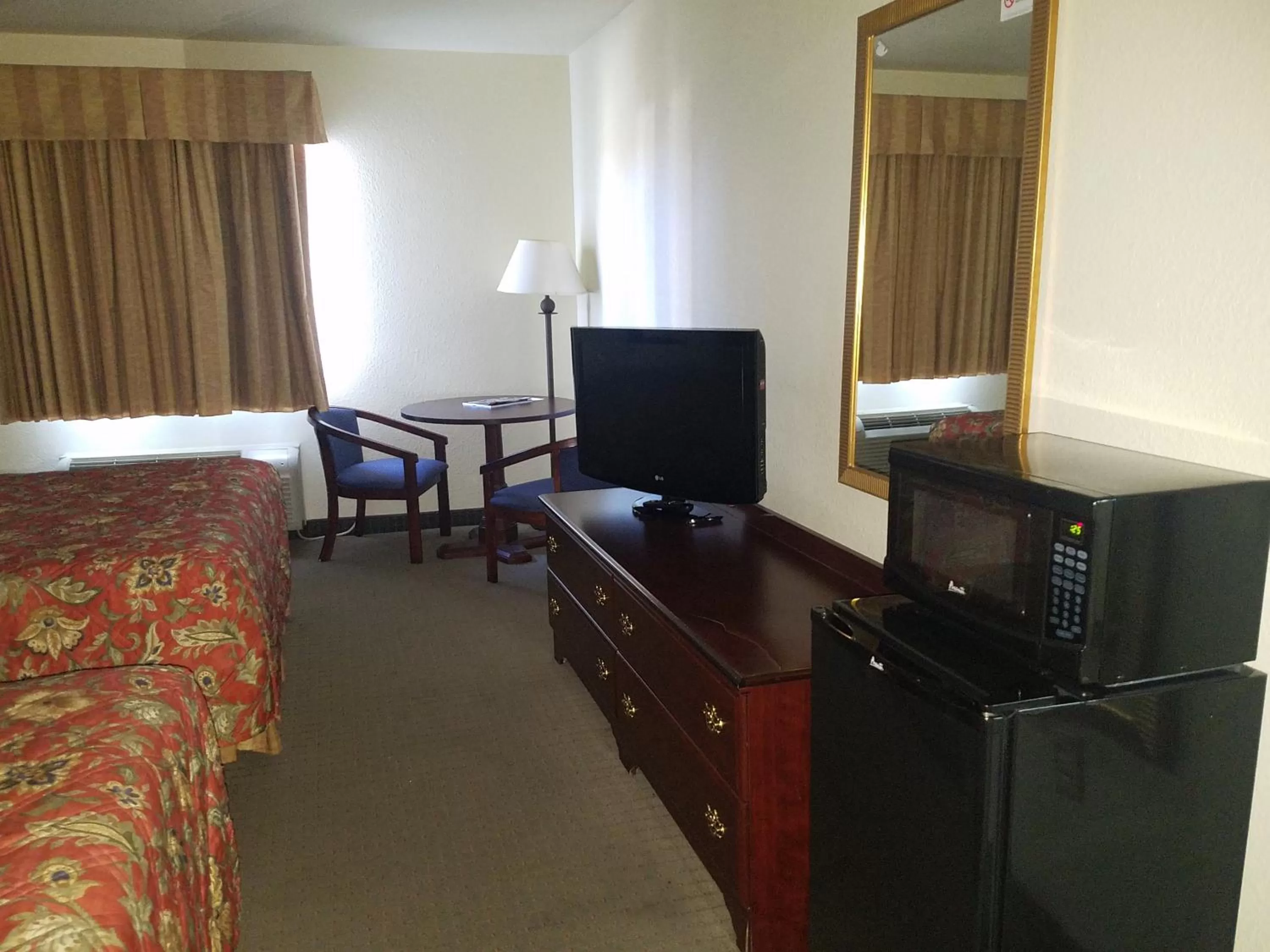 TV/Entertainment Center in HomeTown Hotel