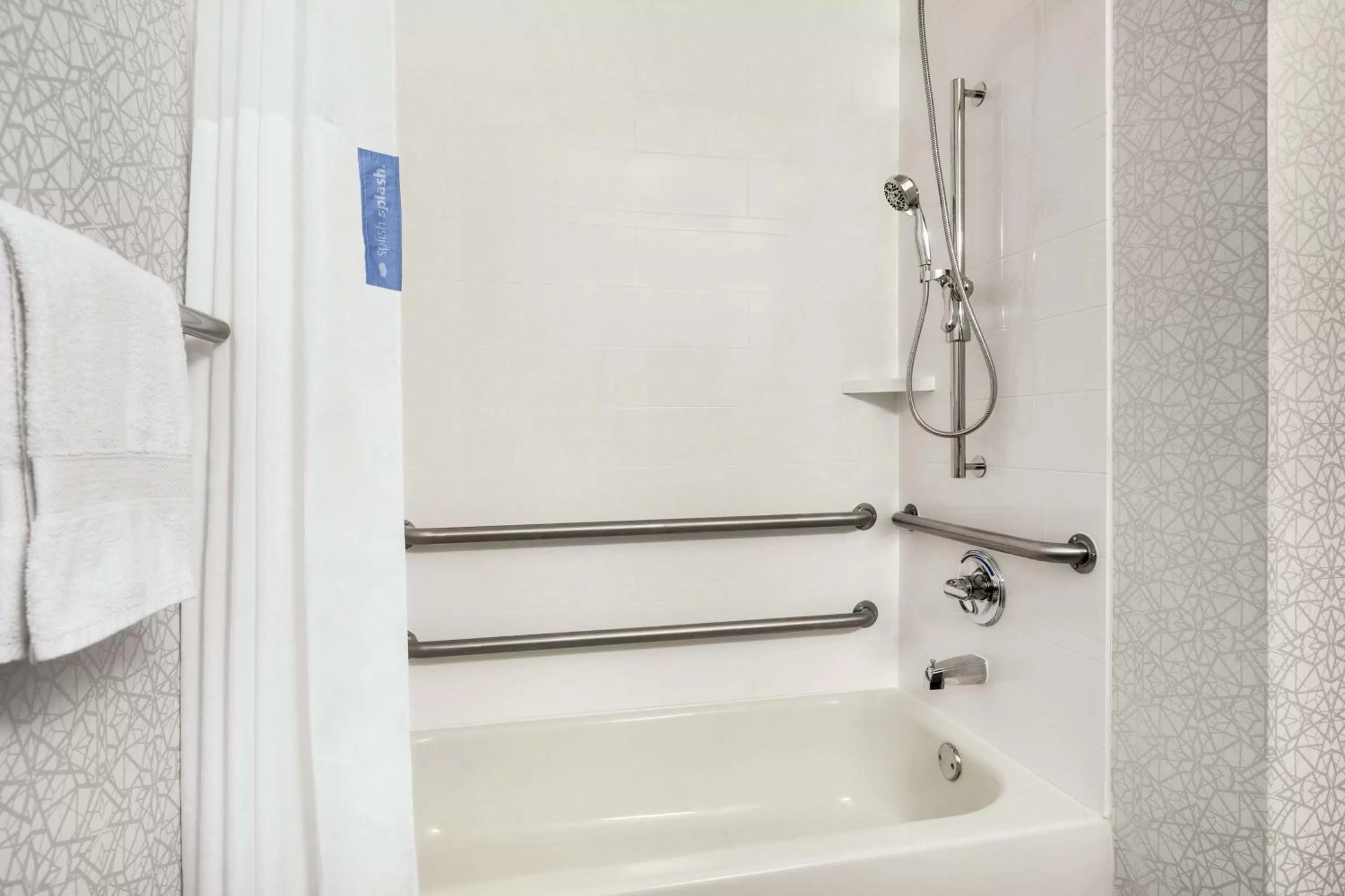 Bathroom in Hampton Inn Sacramento/Rancho Cordova