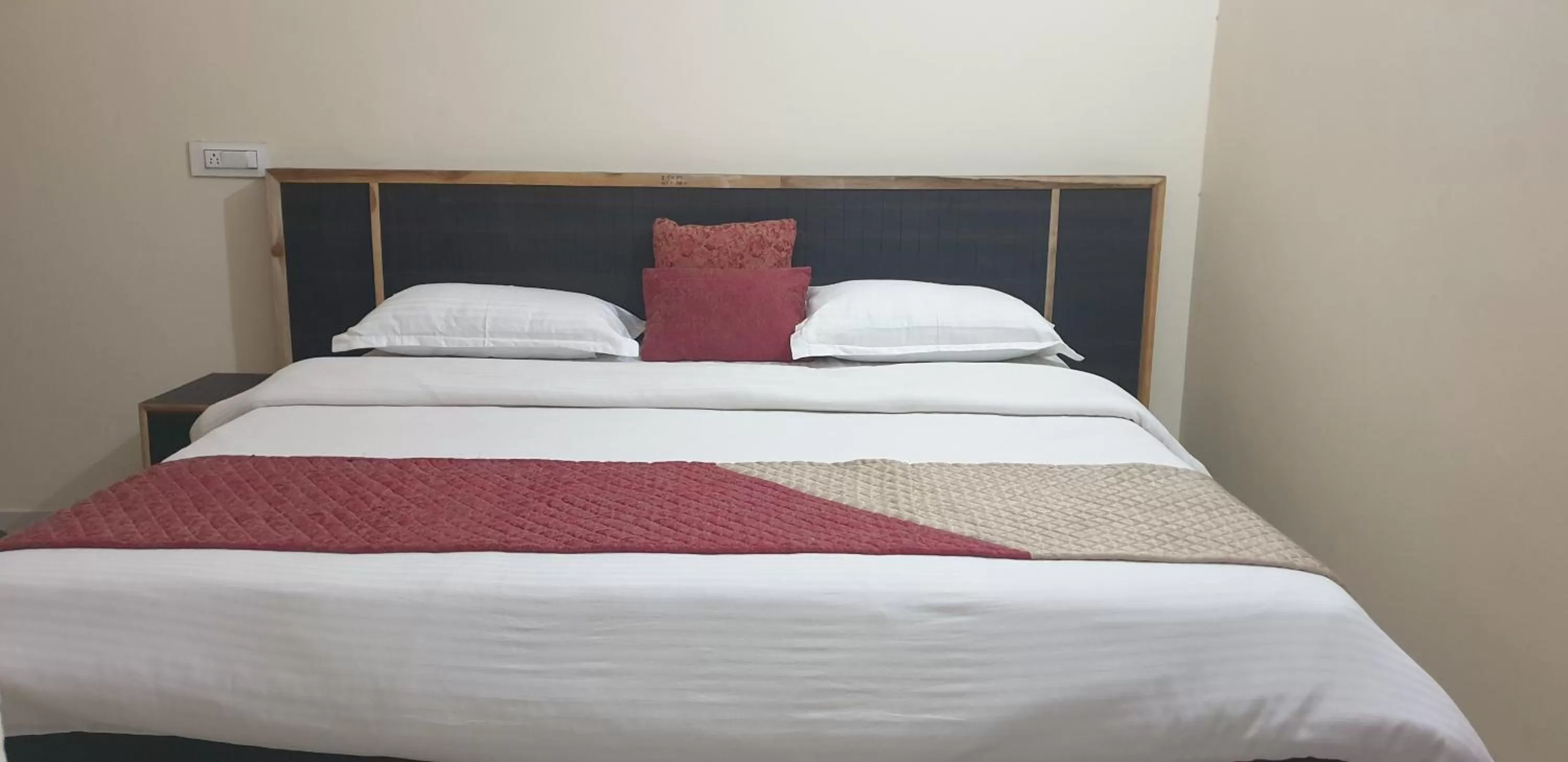 Photo of the whole room, Bed in Maple Leaf Hotel