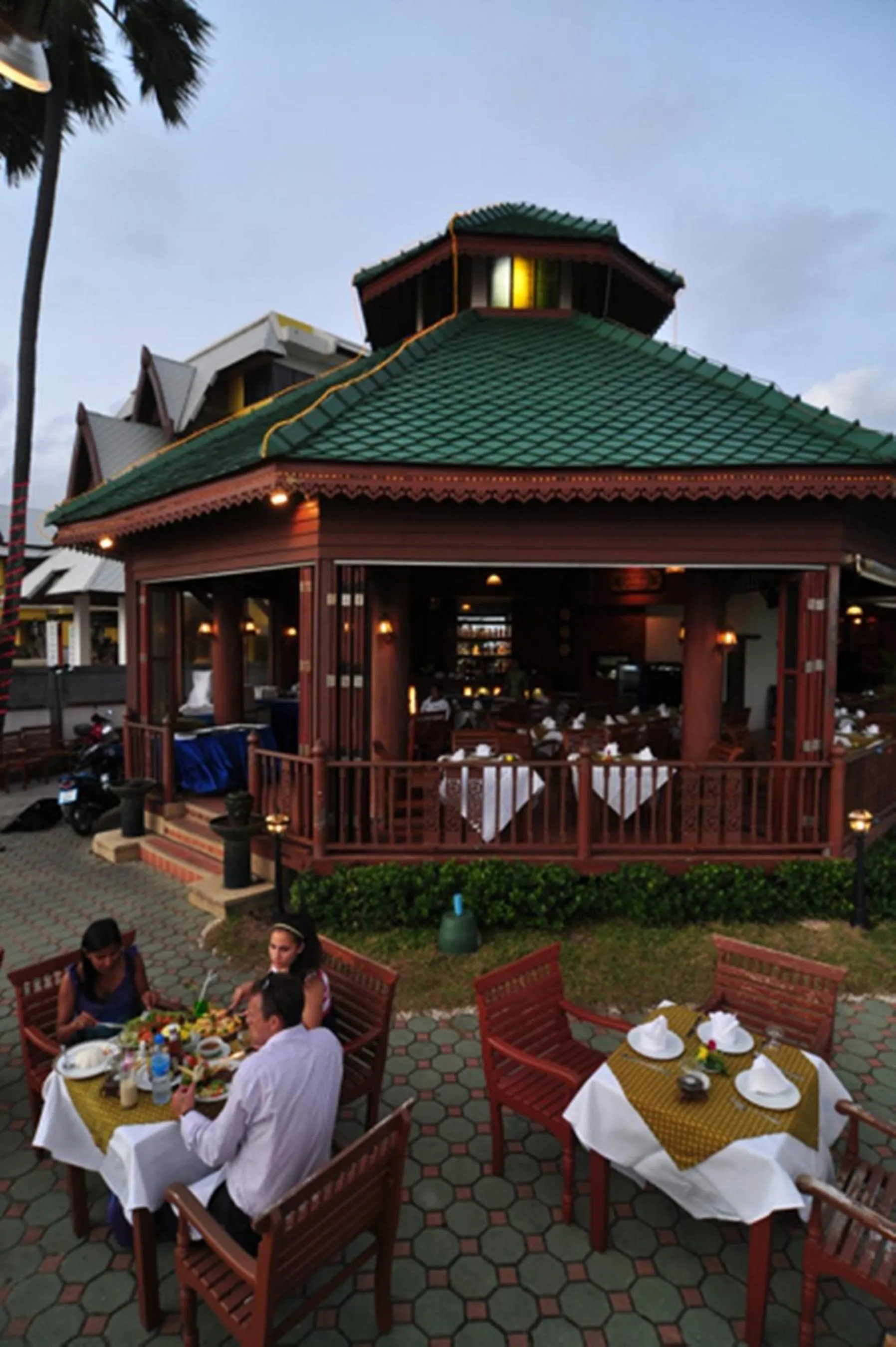 Restaurant/places to eat in Baan Karonburi Resort