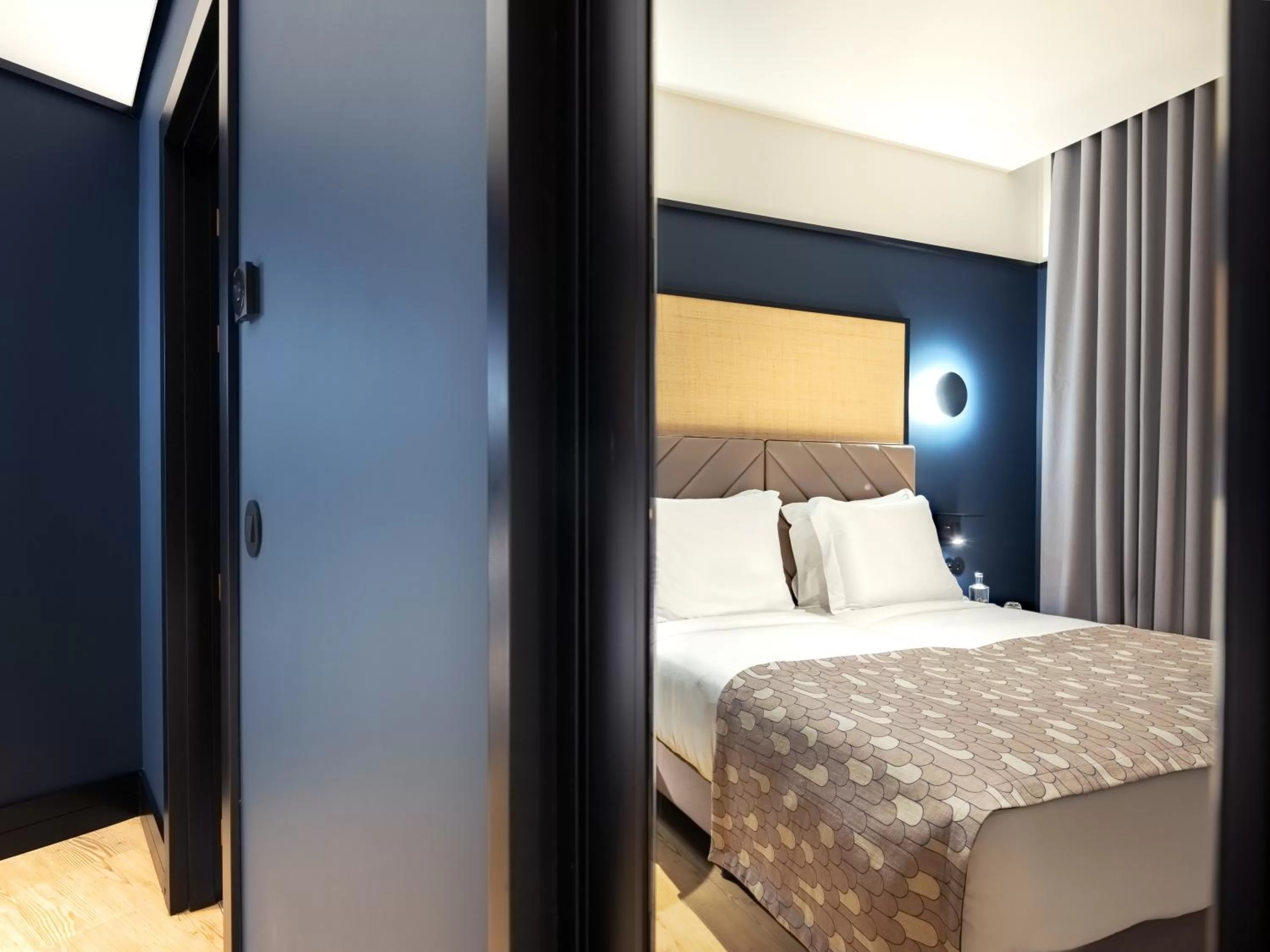 Shower, Bed in Axis Porto Club Aliados
