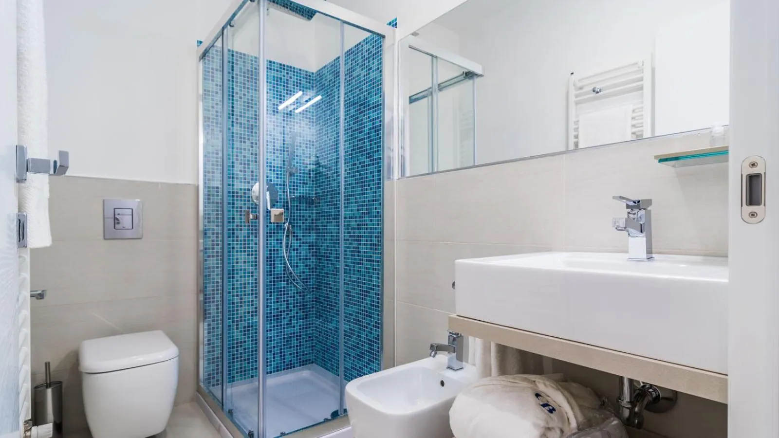 Toilet in Cafe Bleu Relais