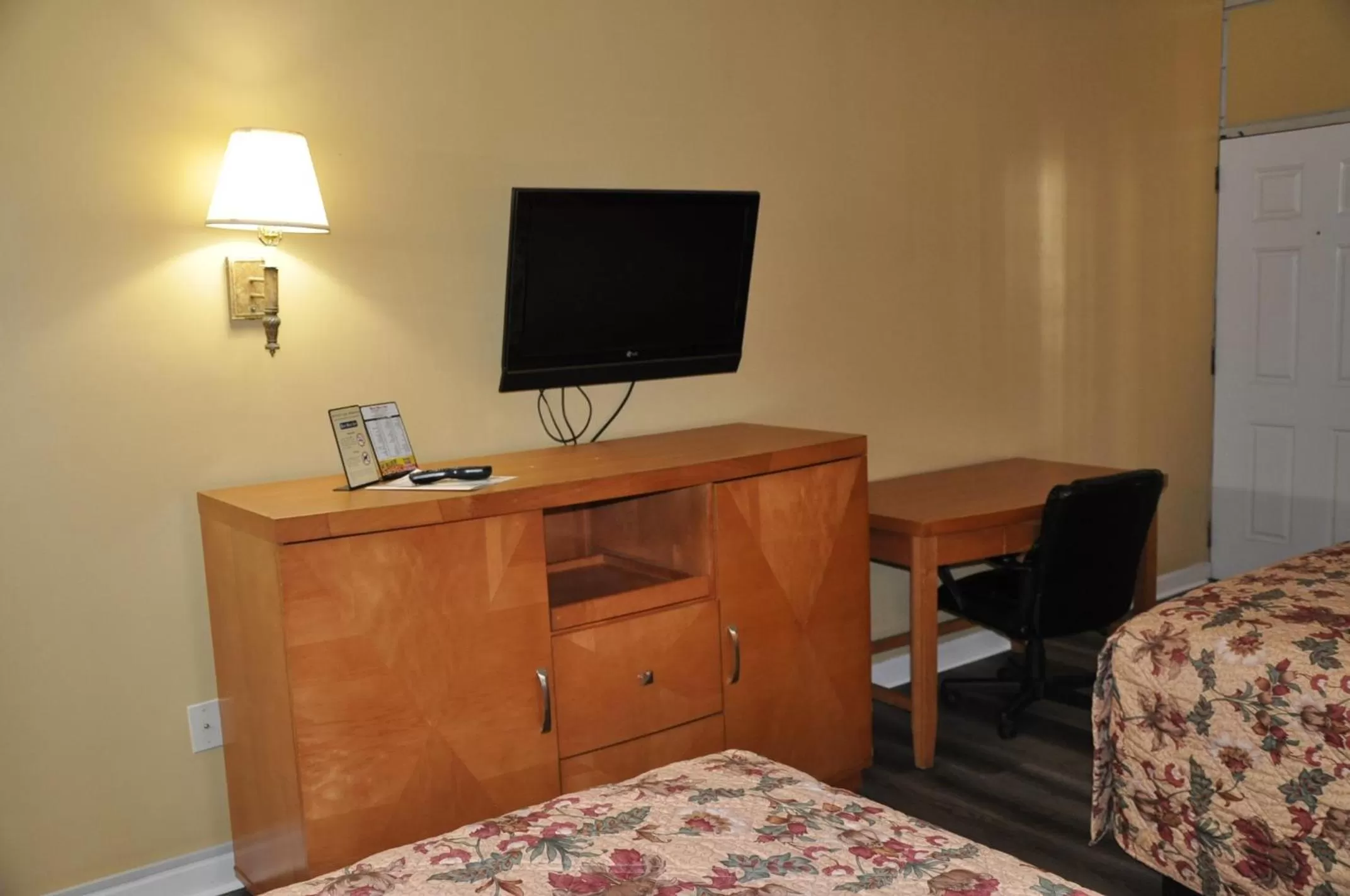 TV and multimedia, Bed in Best Rest Inn - Jacksonville