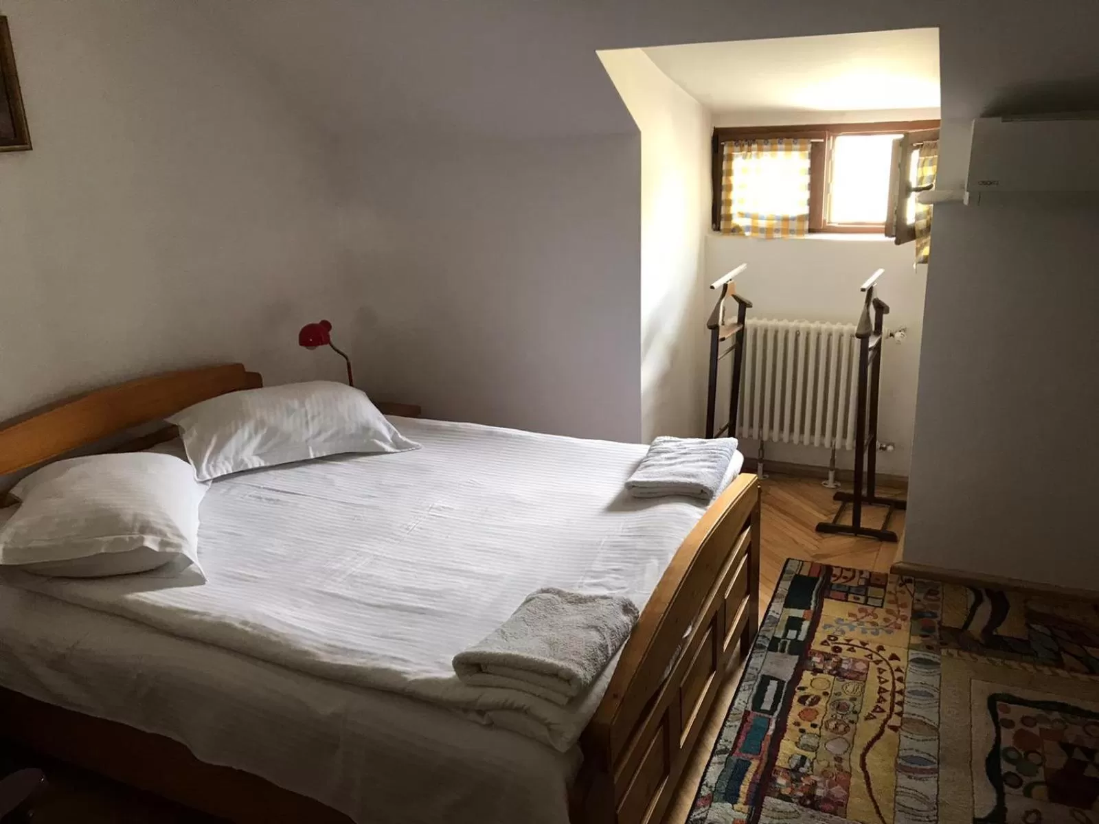 Photo of the whole room, Bed in George&Dragon Rooms