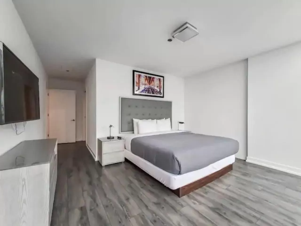 Bed in Level Chicago - Old Town