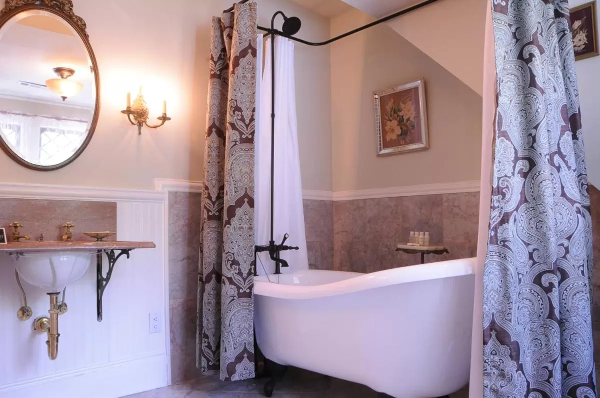 Bathroom in Black Walnut B&B Inn