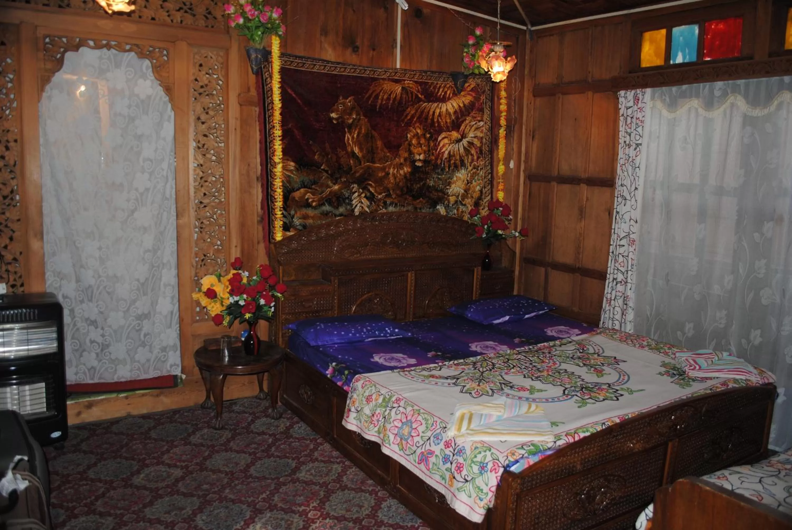 Bed in Houseboat Zaindari Palace