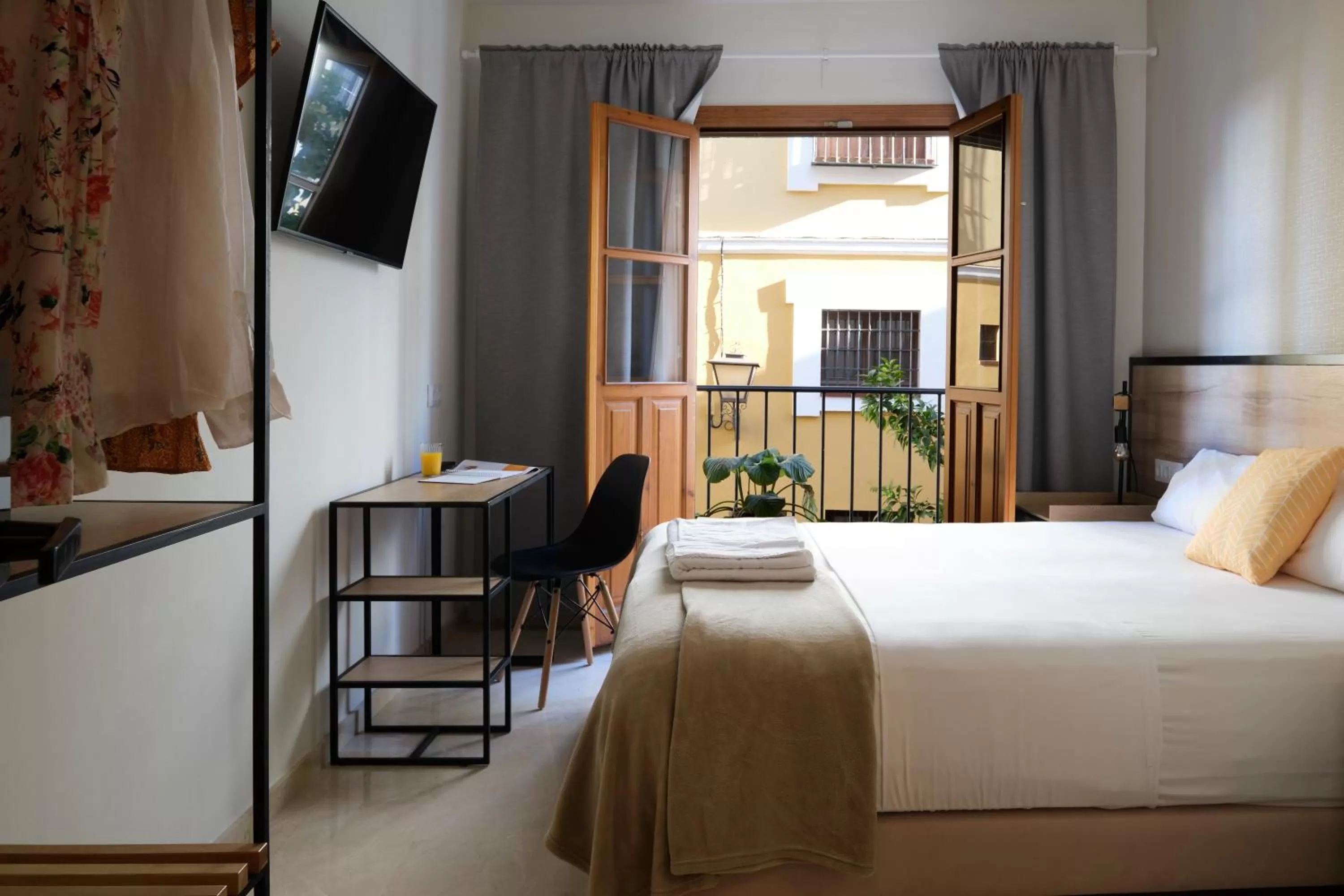 TV and multimedia, Bed in Sweet Sevilla Suites