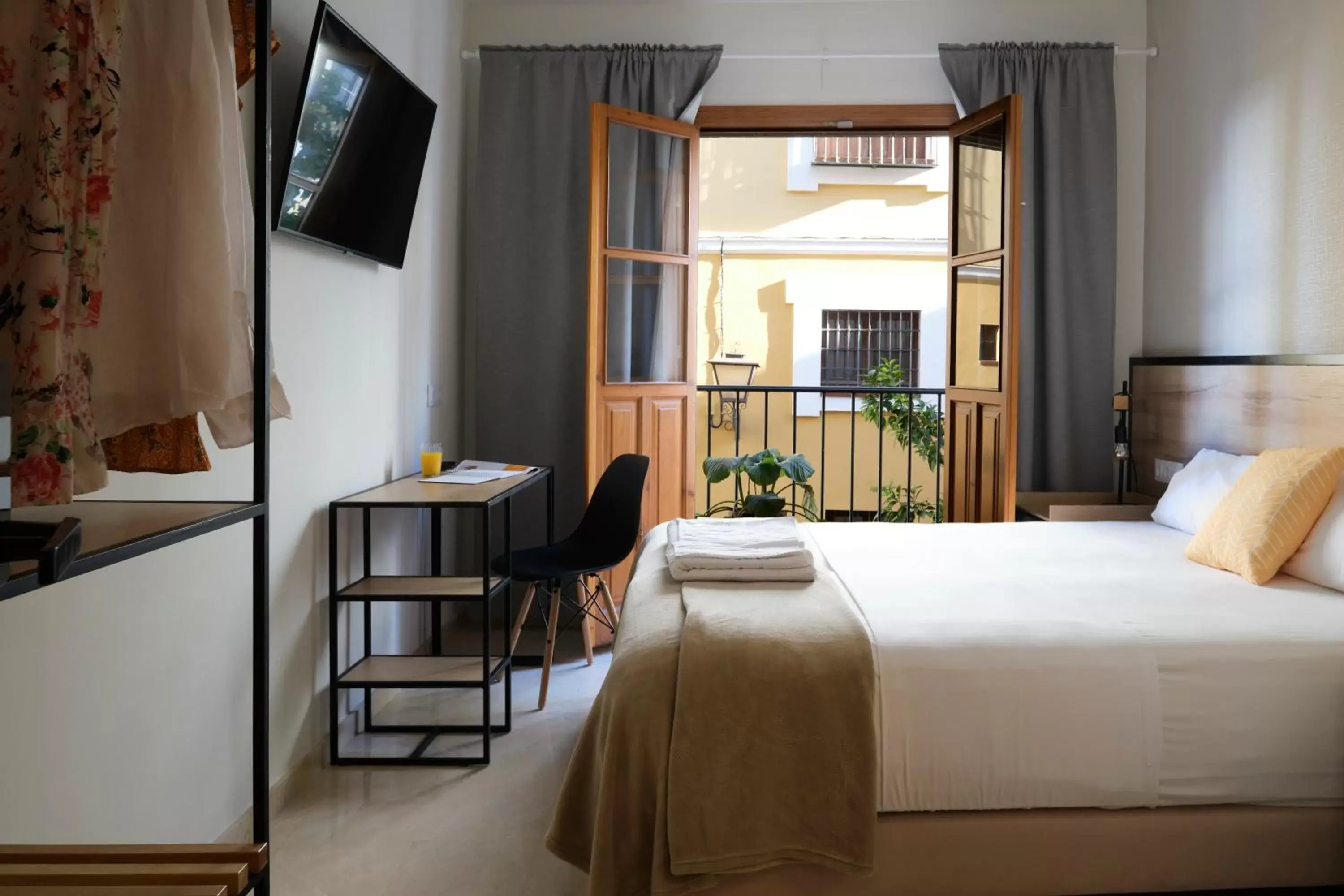 Deluxe Double Room with Balcony in Sweet Sevilla Suites Deluxe Double Room with Balcony in Sweet Sevilla Suites