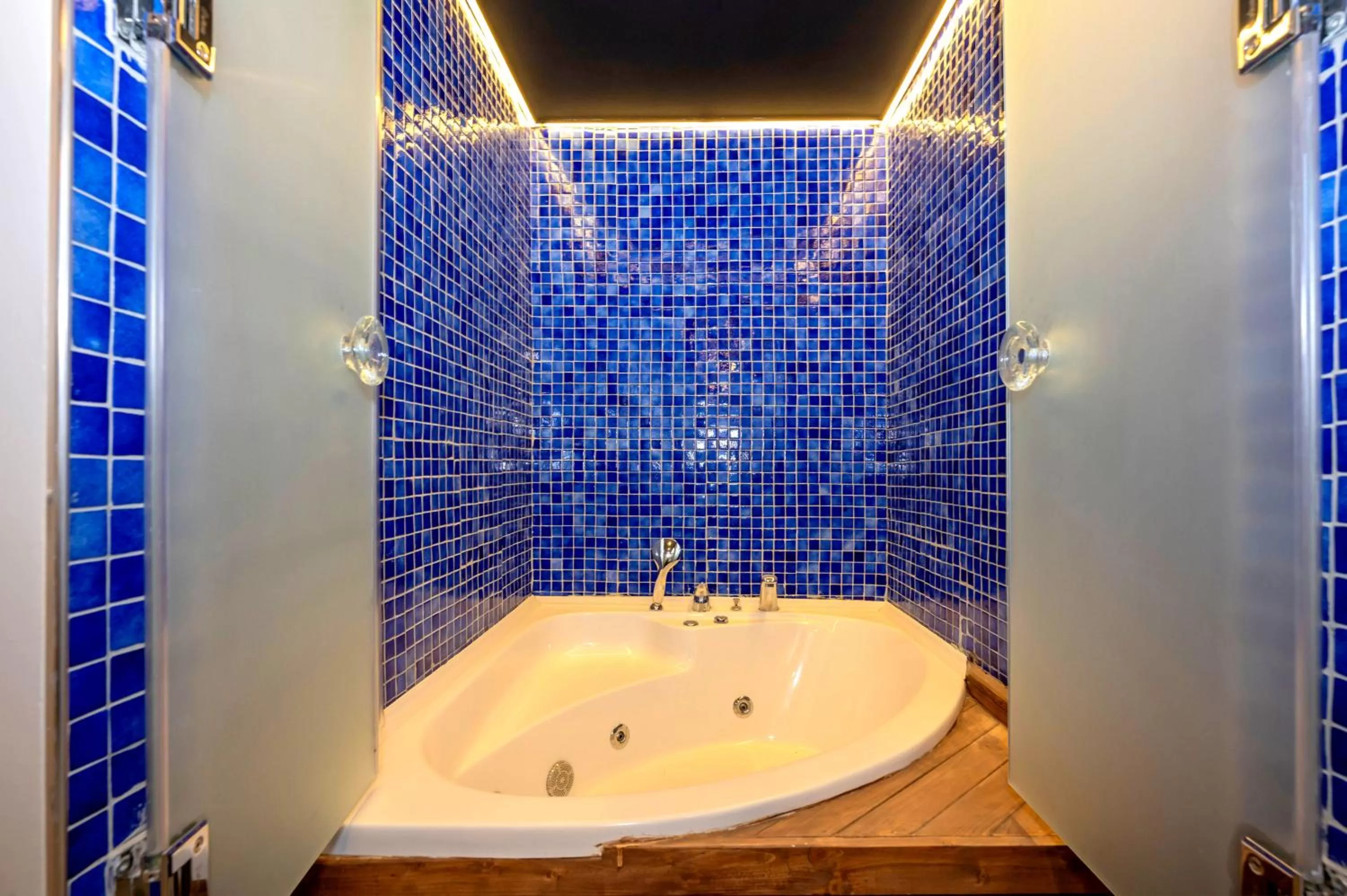 Hot Tub in Harmony Hotel Istanbul & SPA