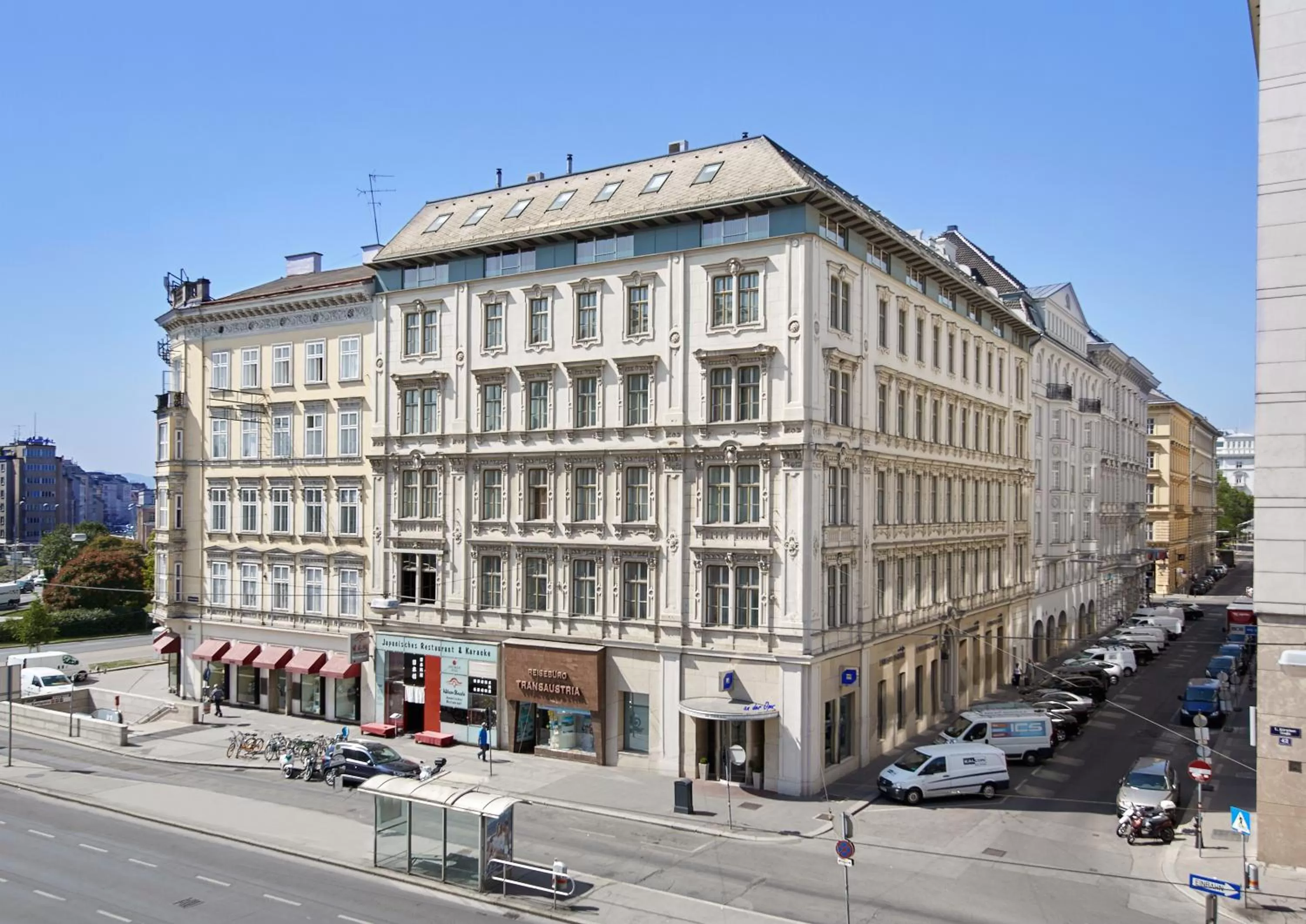 Property building in Living Hotel an der Oper