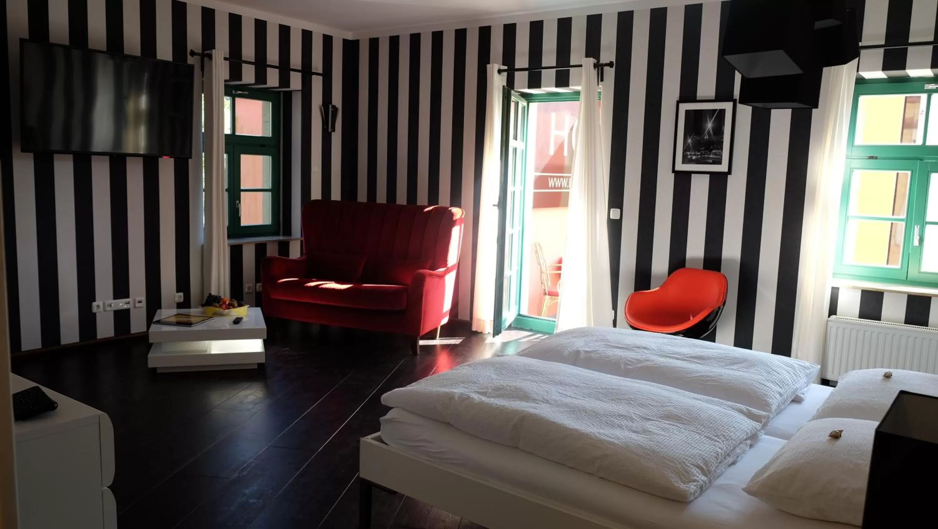 Living room, Bed in Backstage Hotel