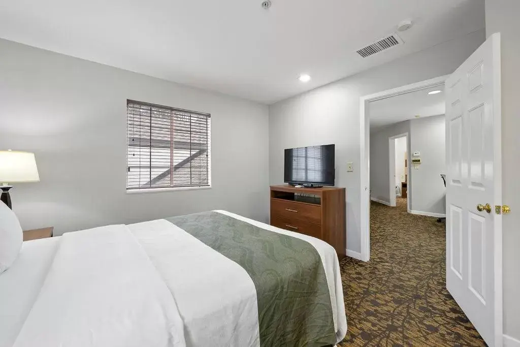 Standard Triple Studio in The 505 Collection Buckhead Standard Triple Studio in The 505 Collection Buckhead