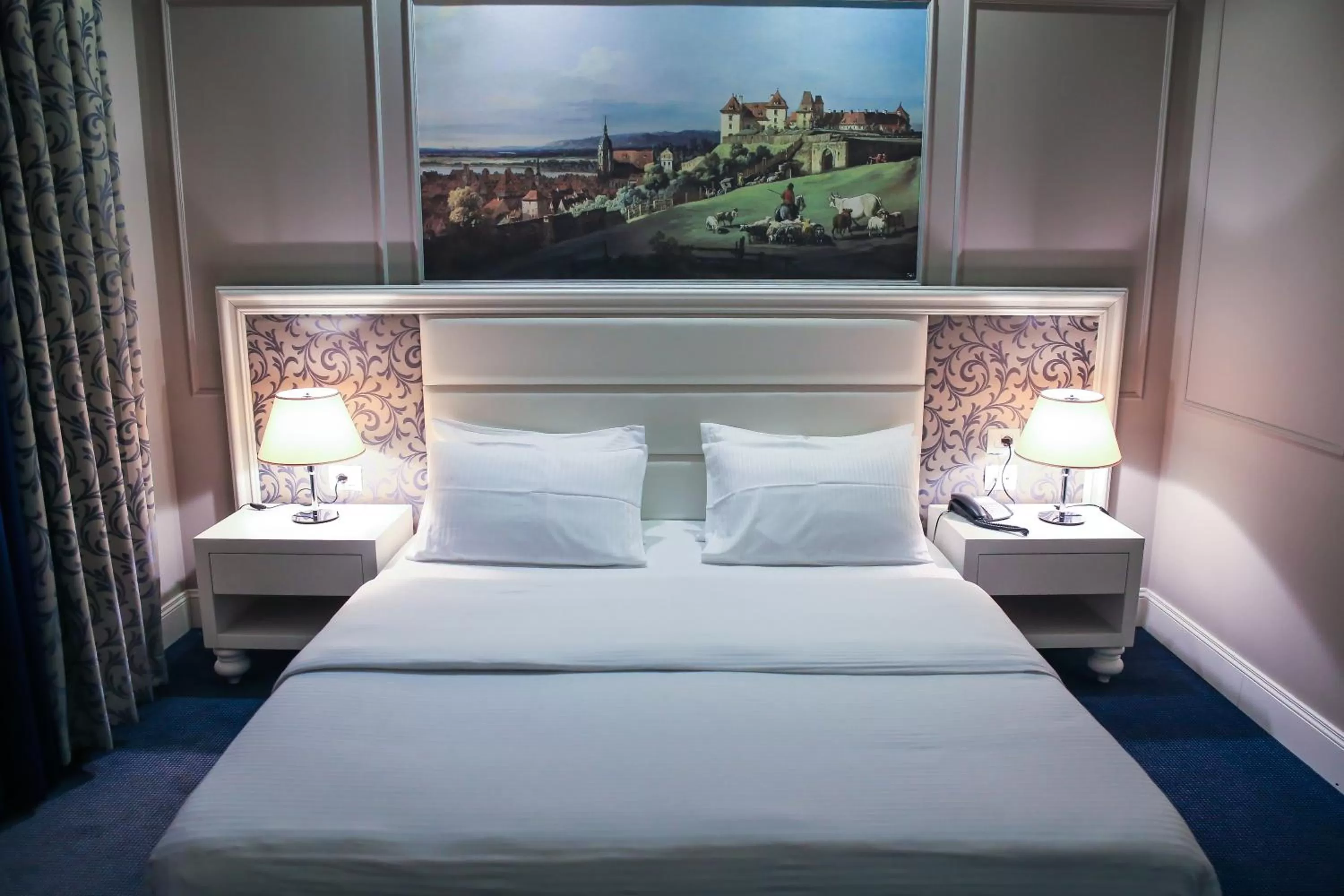 Bedroom, Bed in Hotel Monarch