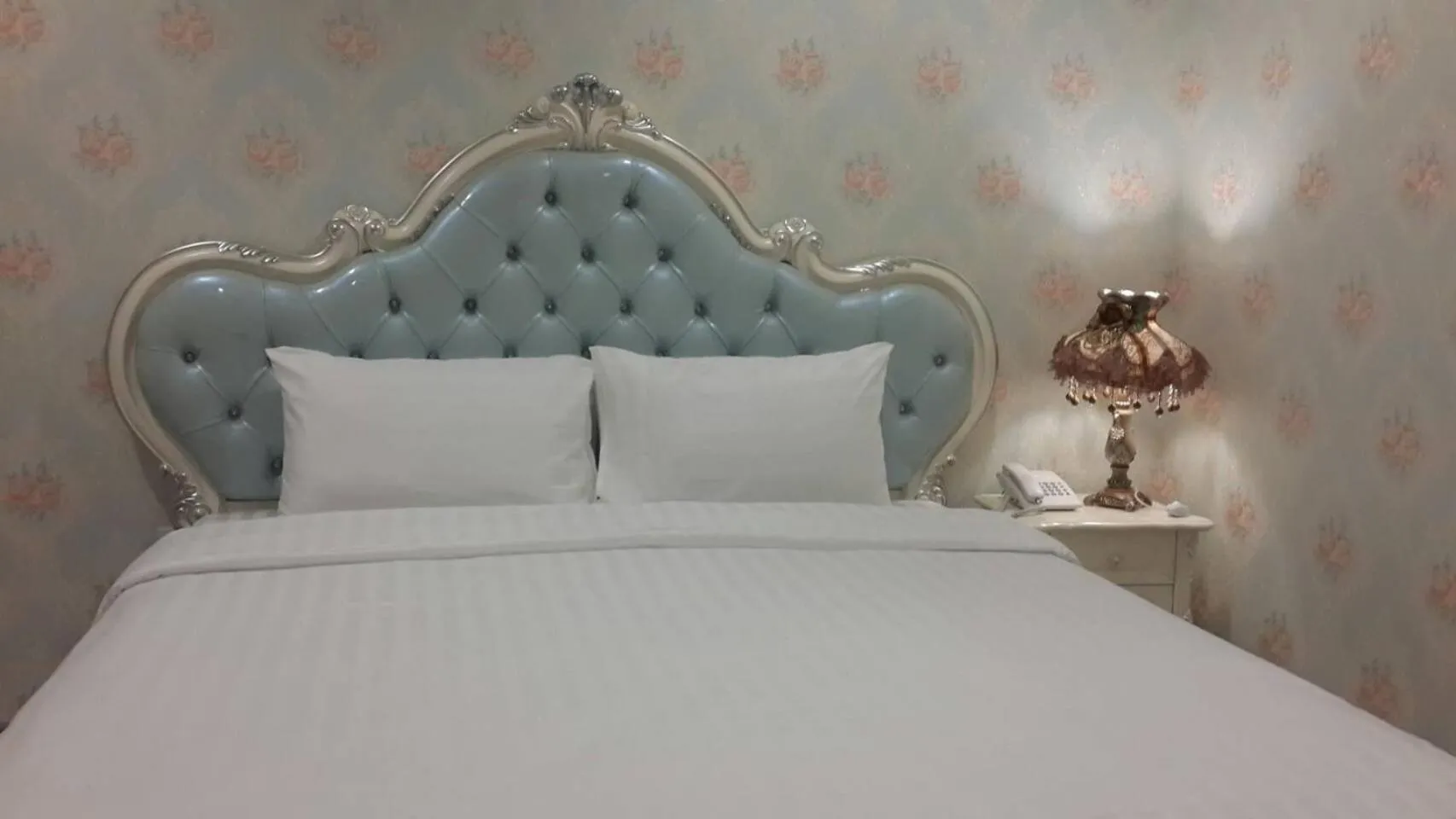 Bed in The O-Zone Airport Inn