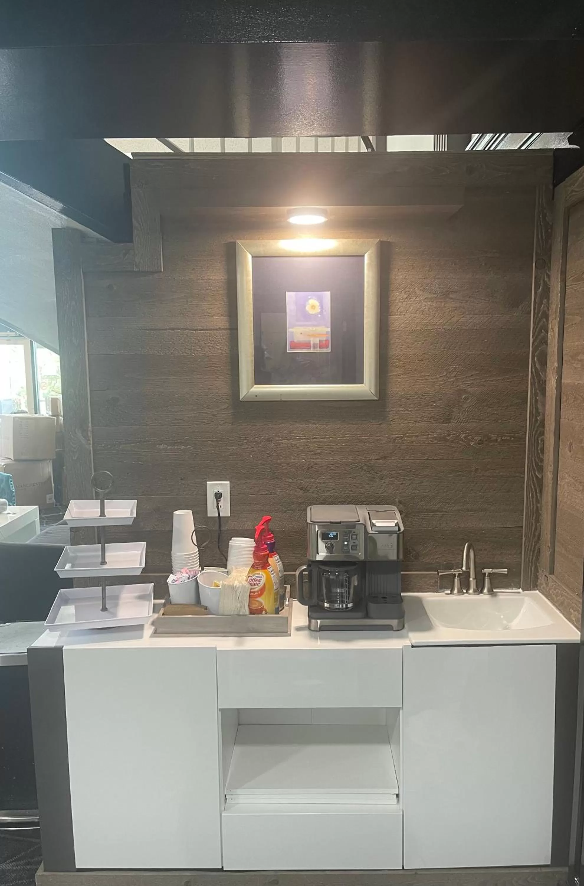 Coffee/tea facilities in Days Inn by Wyndham Erie