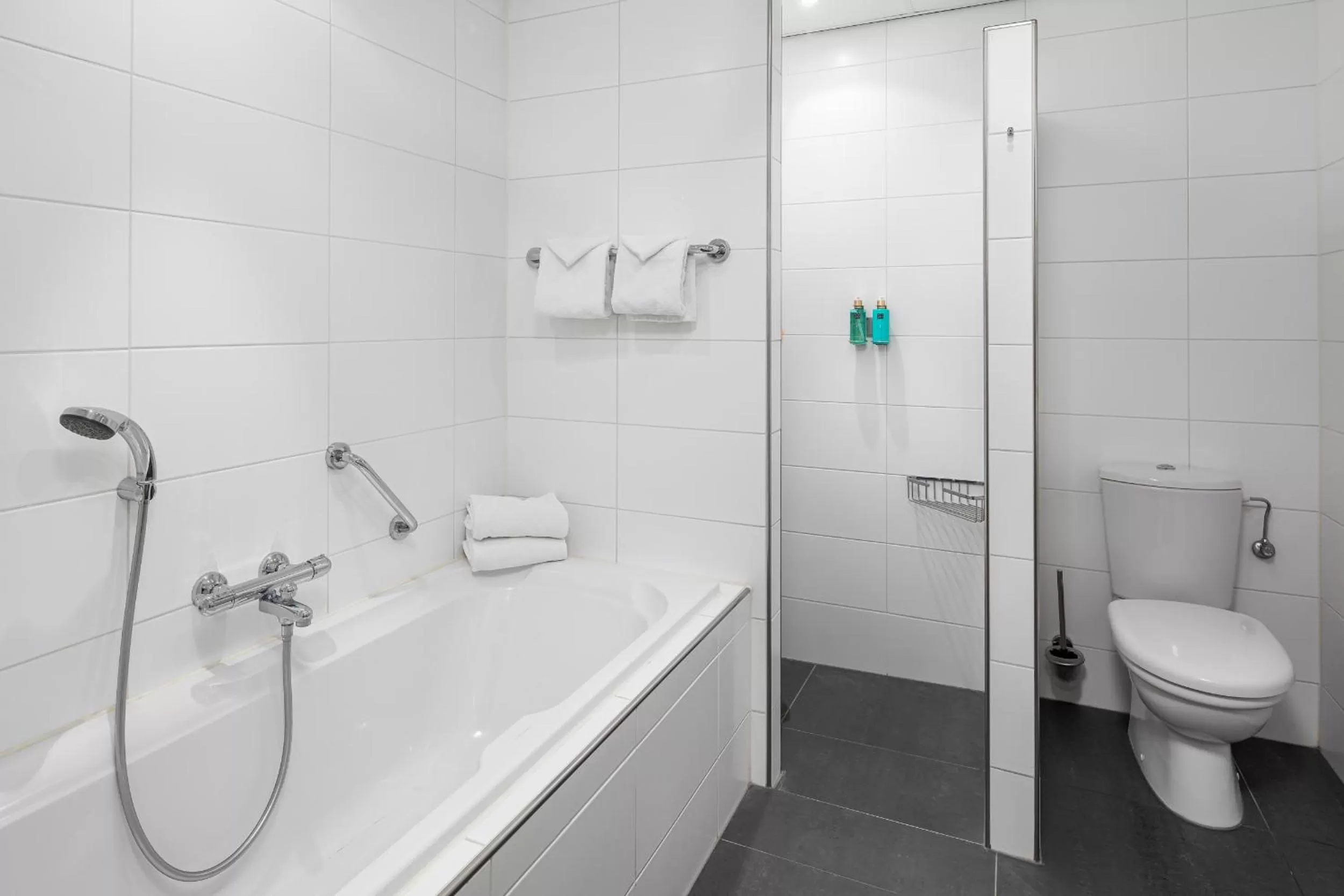 Shower, Bathroom in Strandhotel Domburg