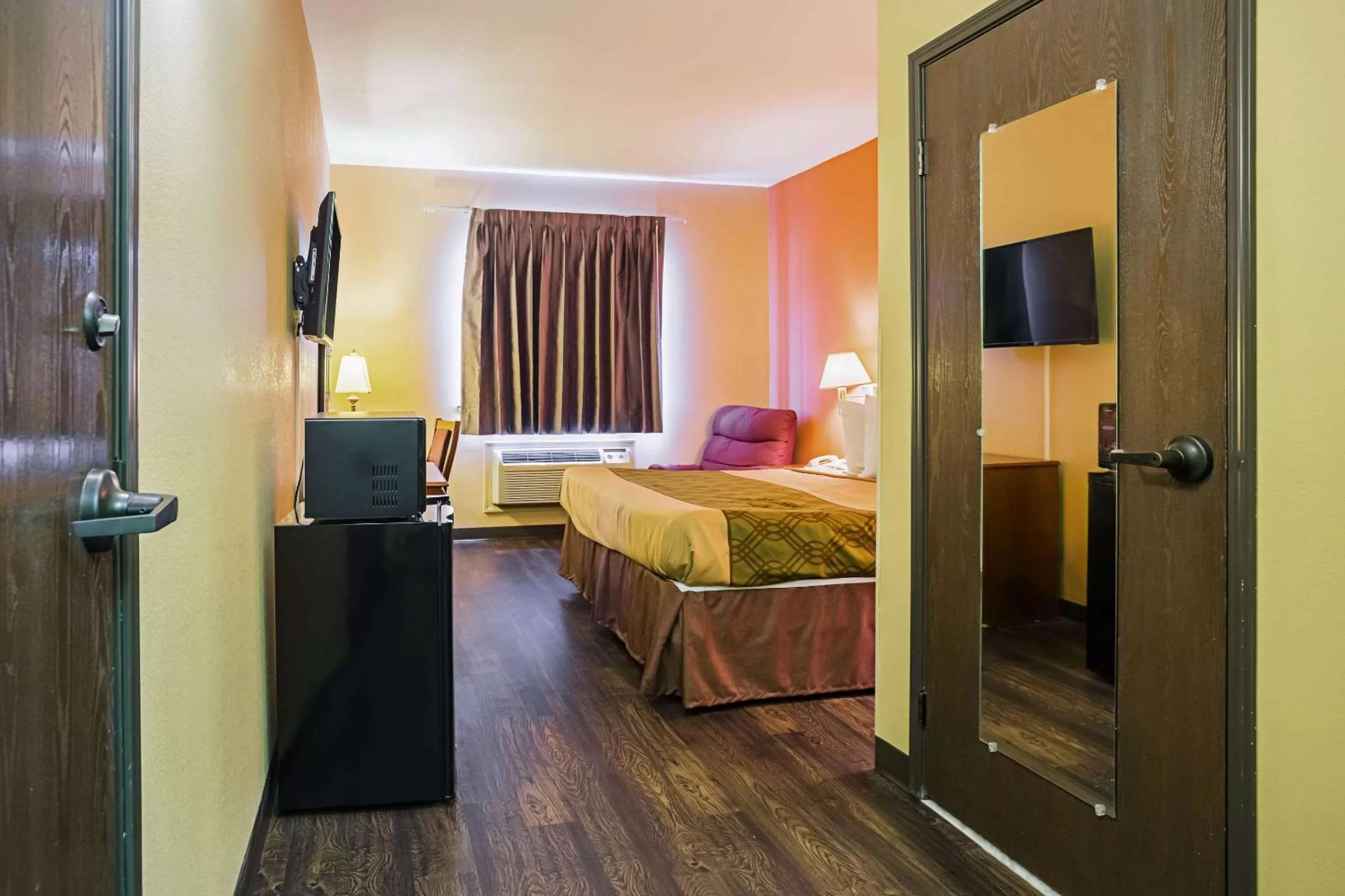 Photo of the whole room, Bed in Econo Lodge Inn & Suites Ripley