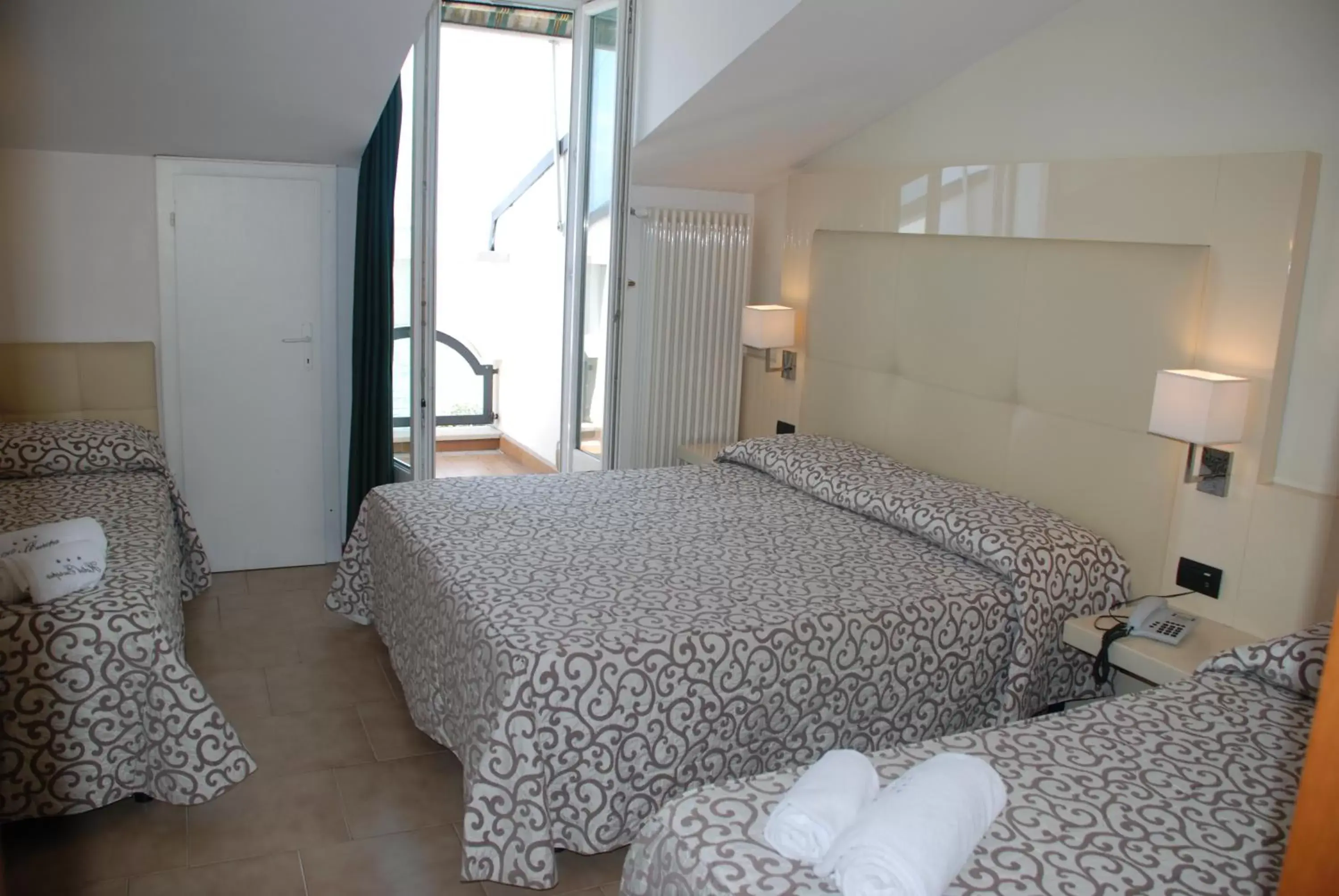 Quadruple Room with Lake View in Hotel Europa Quadruple Room with Lake View in Hotel Europa