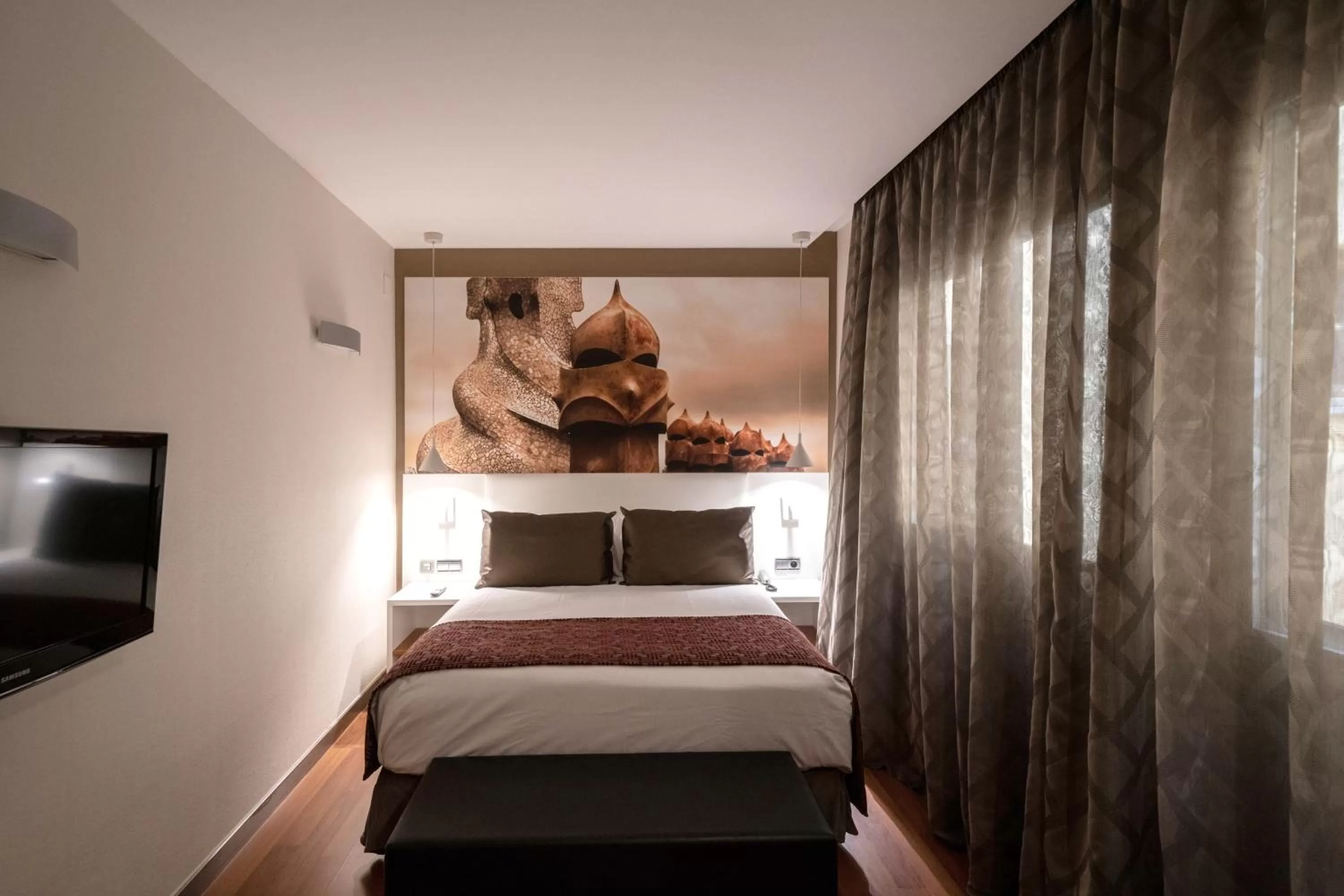 Photo of the whole room, Bed in Catalonia Gracia