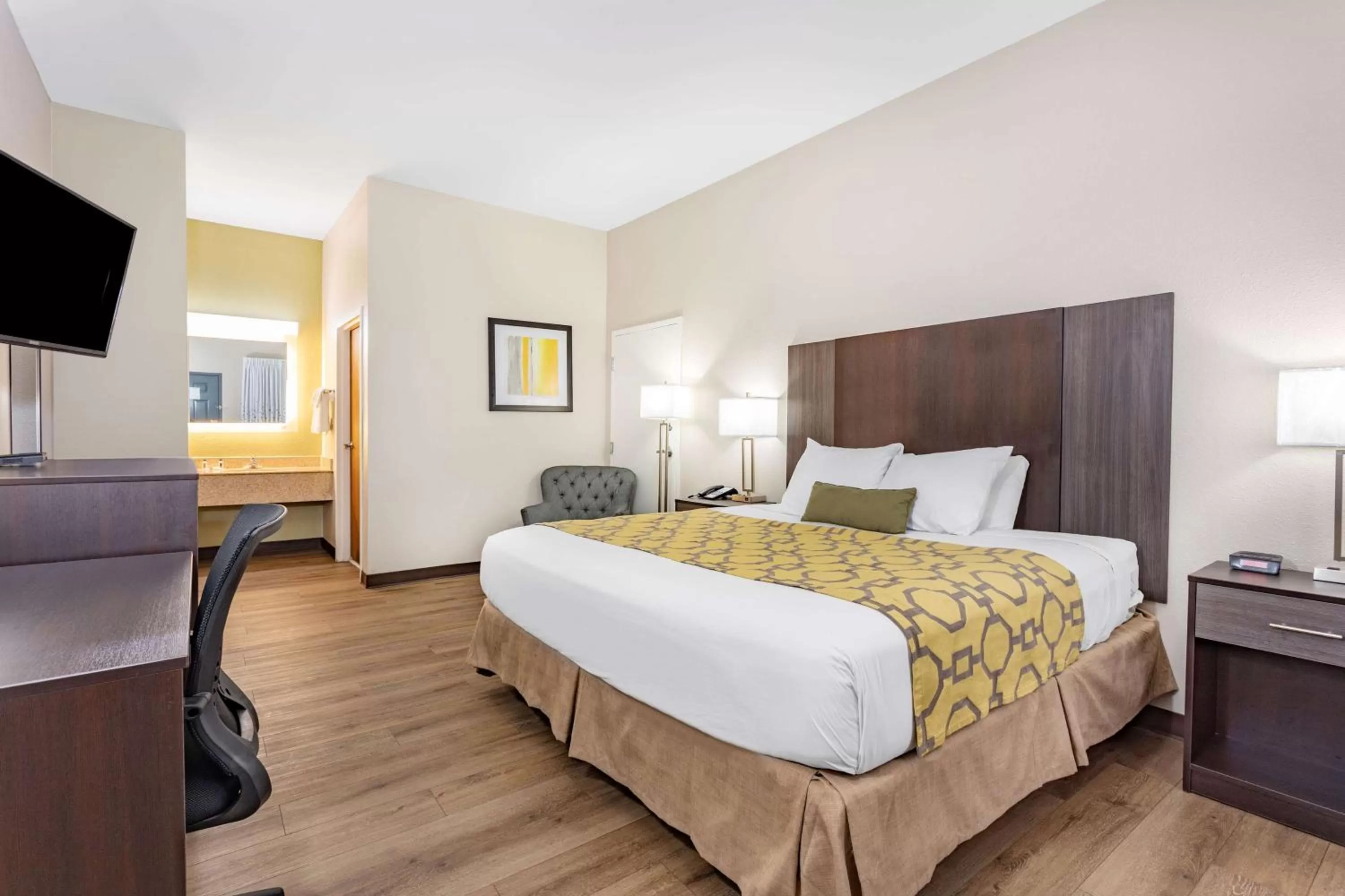 Photo of the whole room, Bed in Baymont by Wyndham Midway Tallahassee