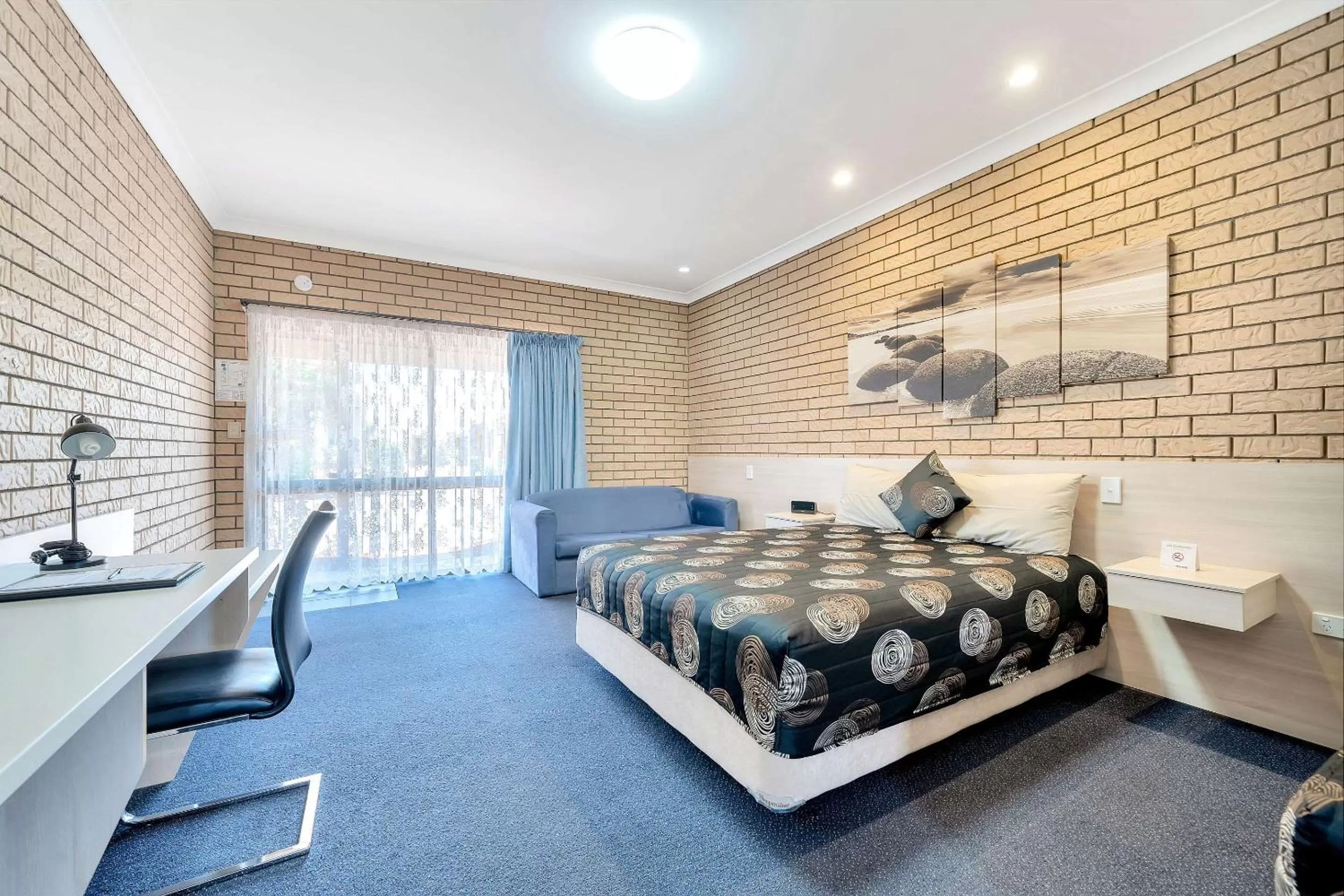 Photo of the whole room in Comfort Inn Warwick