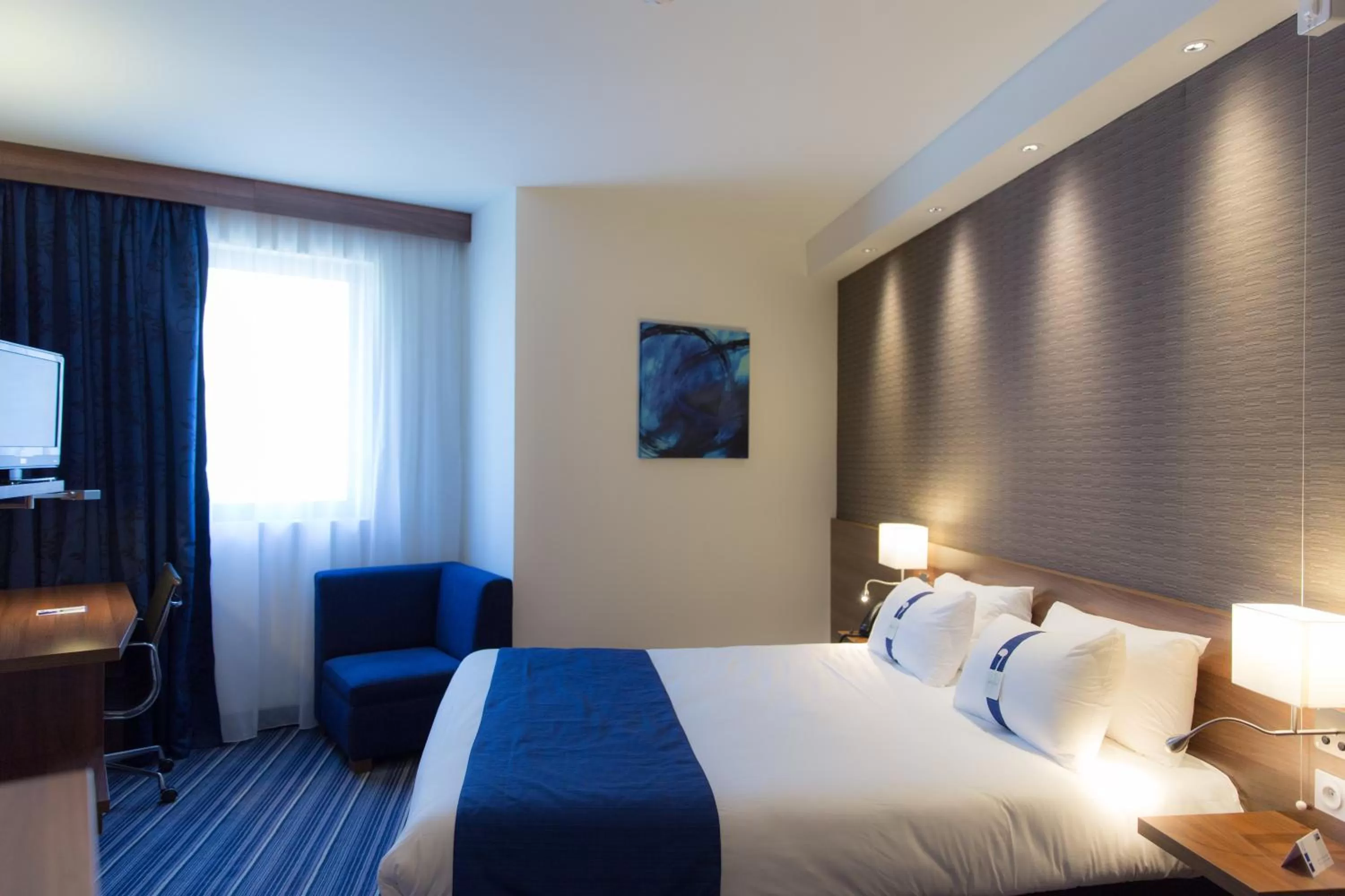 Photo of the whole room, Bed in Holiday Inn Express Toulon - Est by IHG
