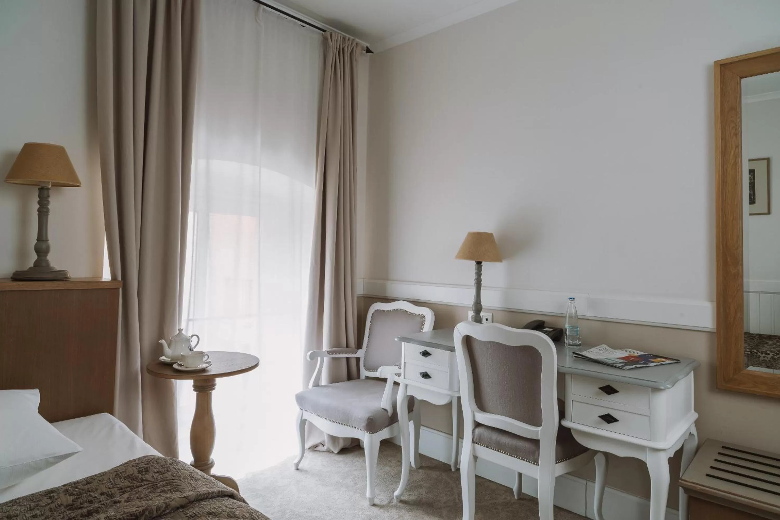 Seating area, Bed in Art Hotel