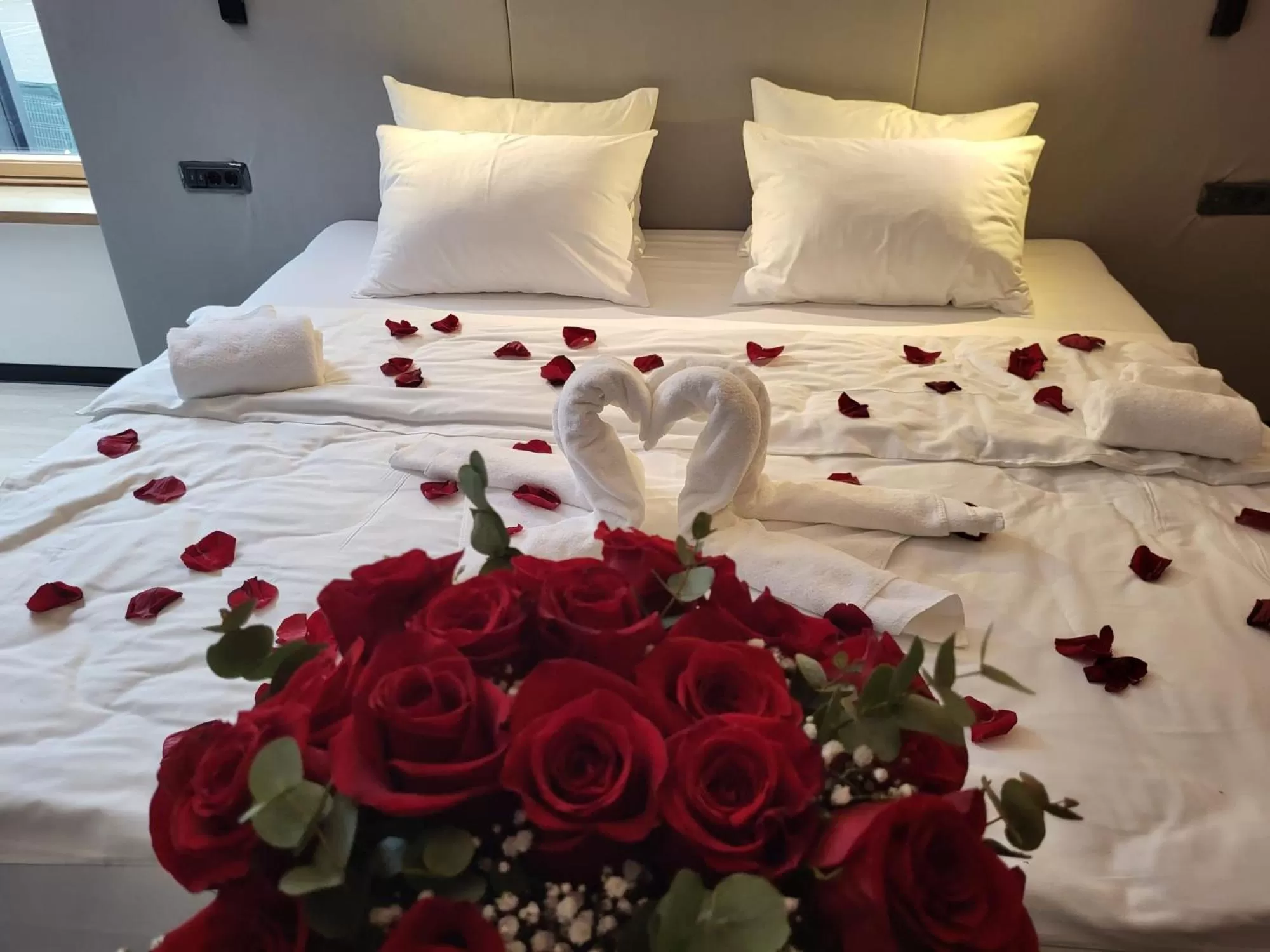 Property building, Bed in Adventure Lake Resort - Simared