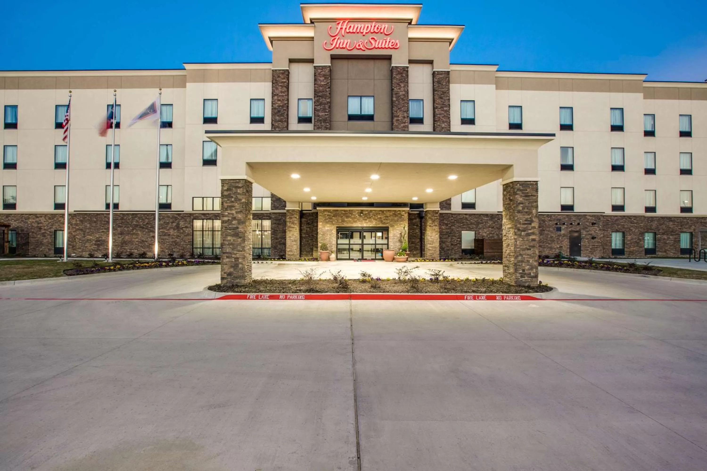 Property building in Hampton Inn & Suites Dallas/Ft. Worth Airport South