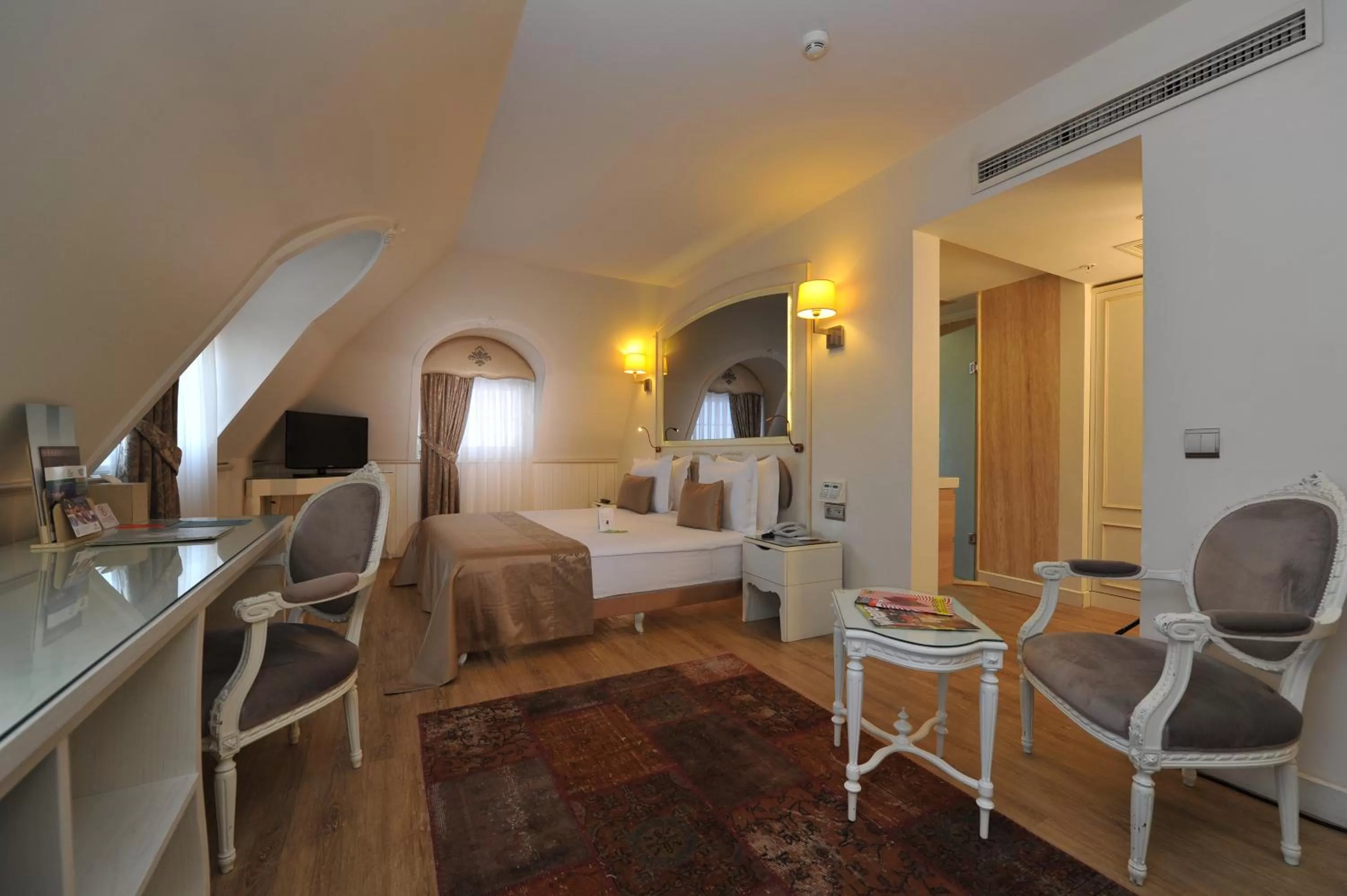 Bathroom, Bed in Hotel Yasmak Sultan