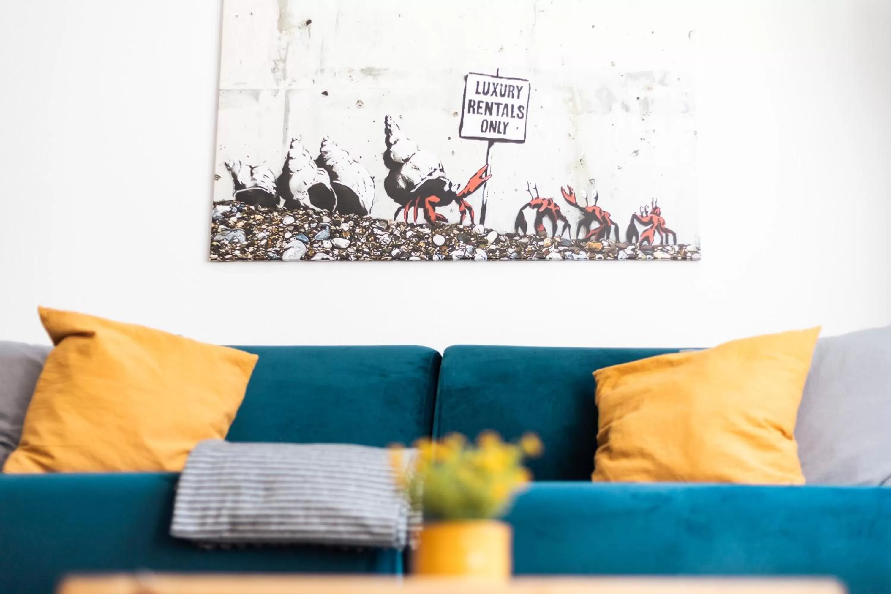 Living room, Seating Area in Ko-Living Space an der Oper - Street Art Design Apartments