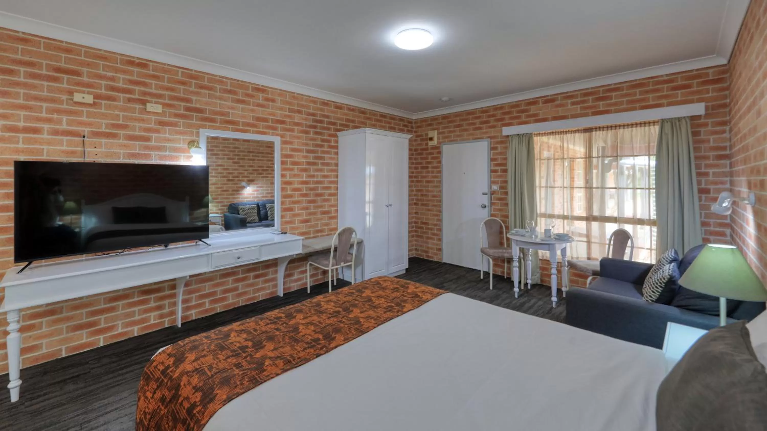 TV and multimedia, Bed in Country Gardens Motor Inn