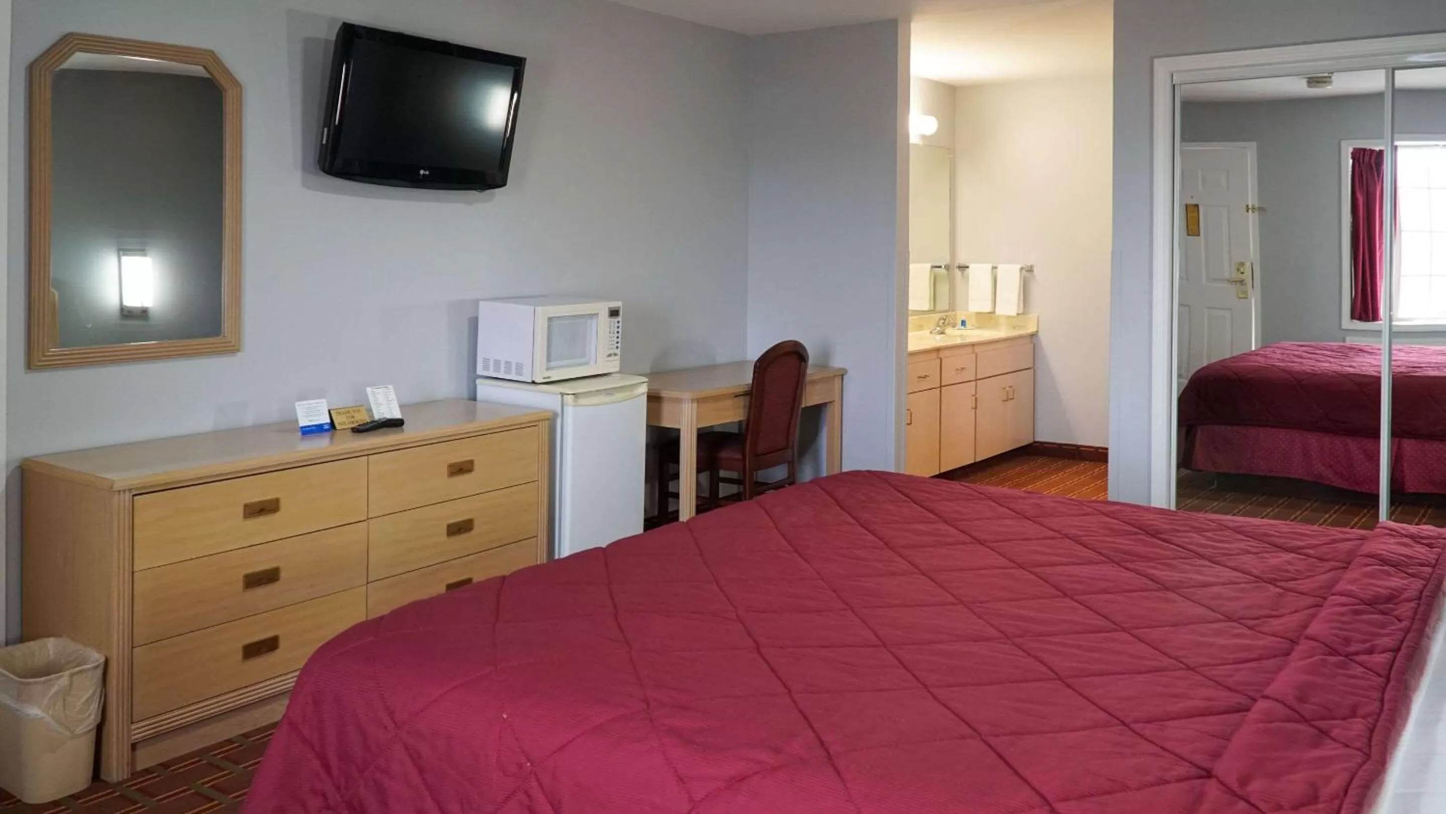 Photo of the whole room, Bed in Rodeway Inn