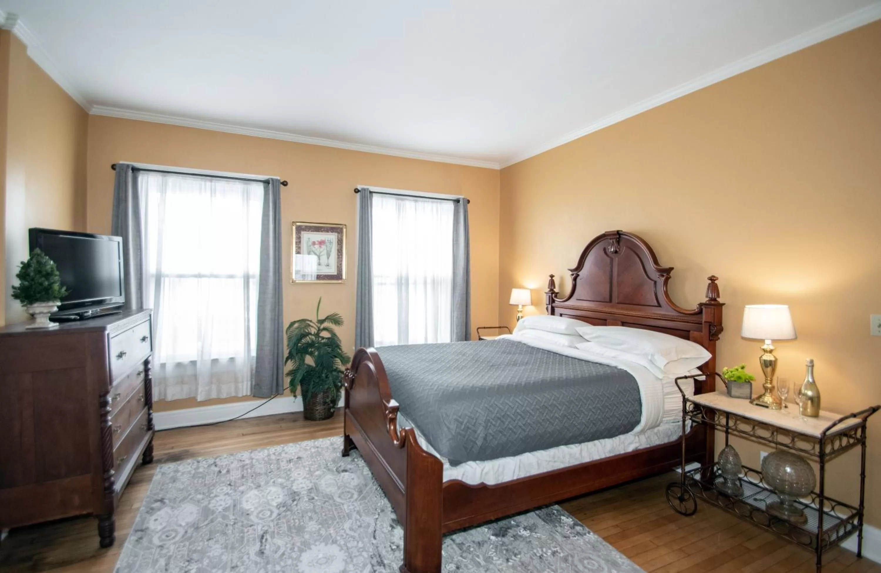 Photo of the whole room, Bed in Looking Glass Inn